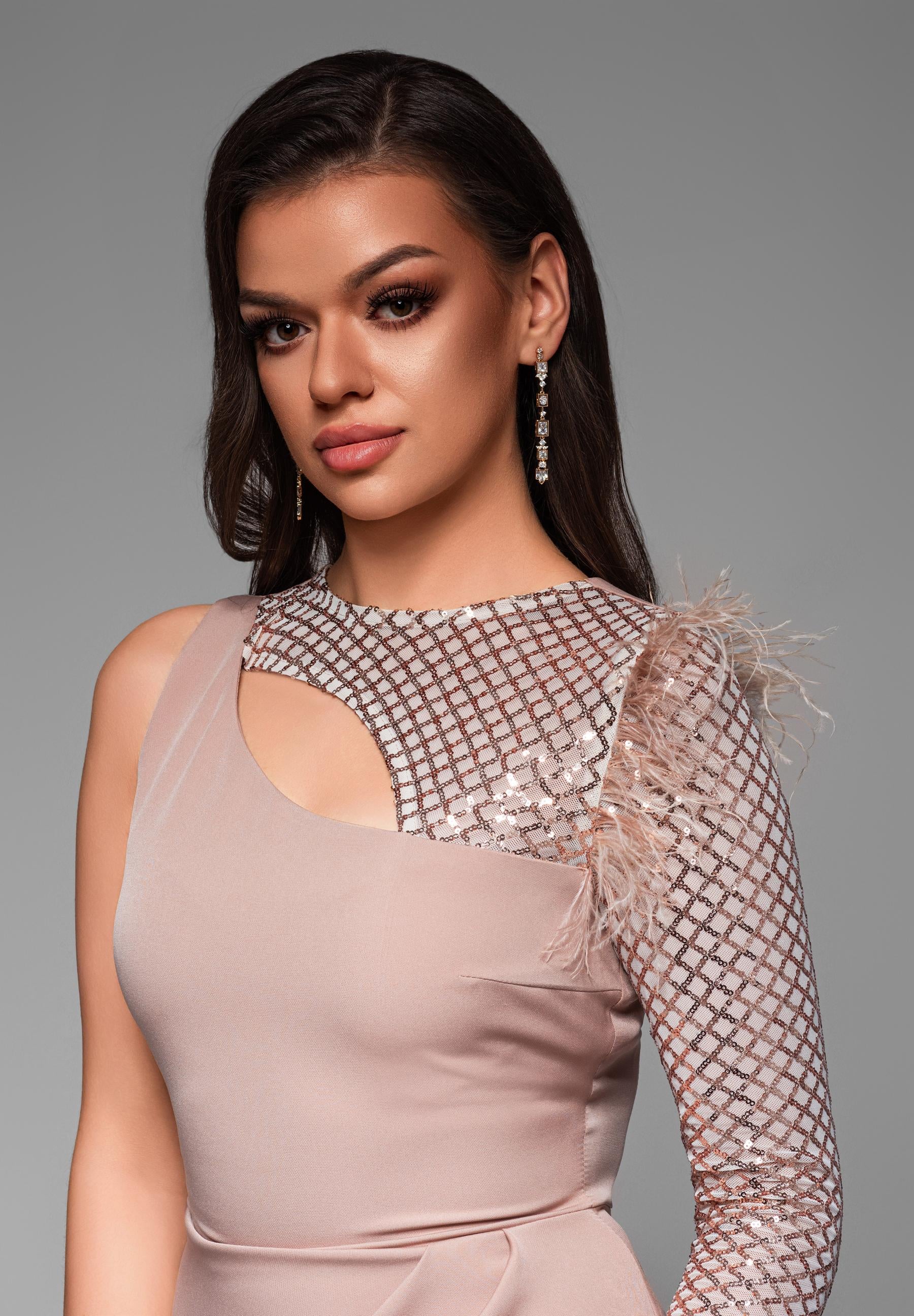 Beiges Mini-Abendkleid mit Schlüssellochausschnitt — 2