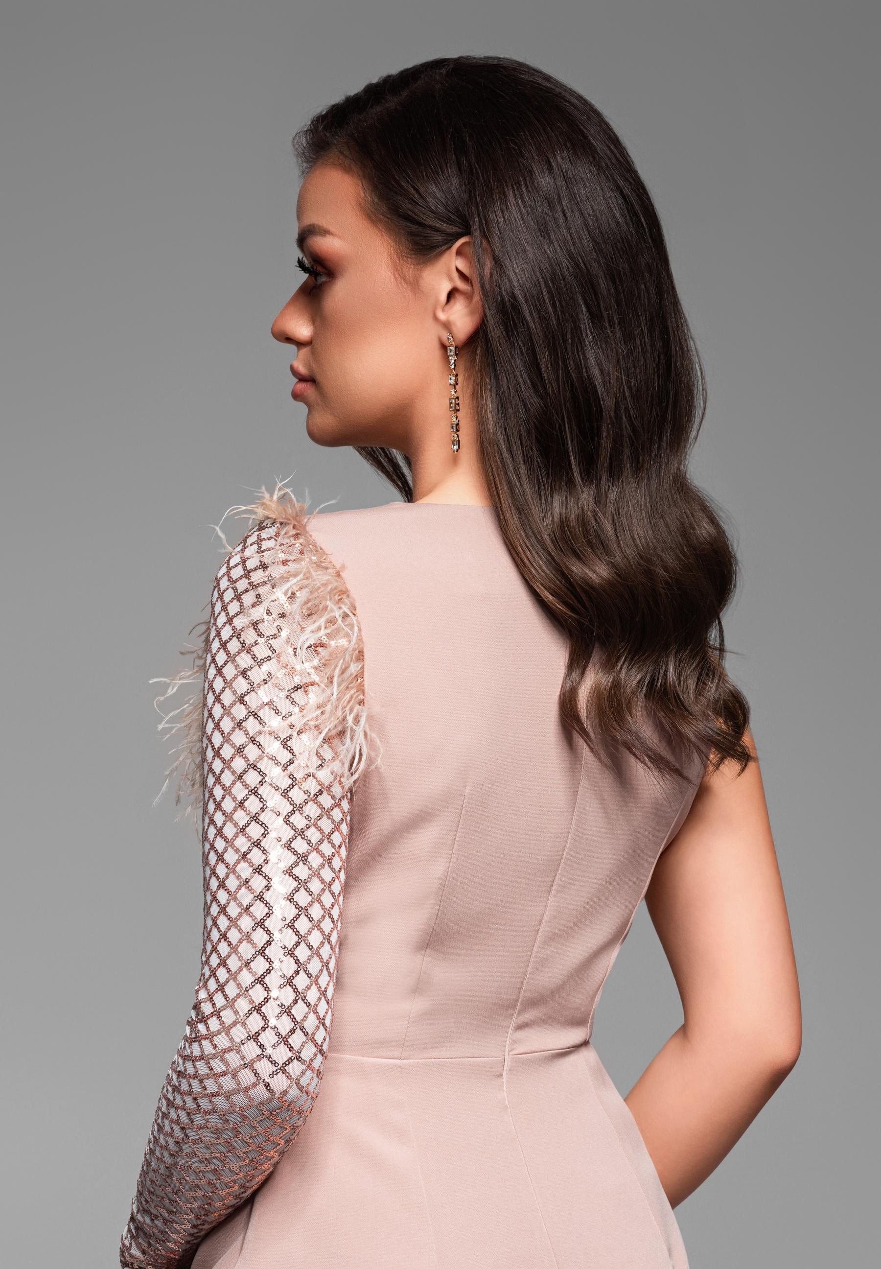 Beiges Mini-Abendkleid mit Schlüssellochausschnitt — 7