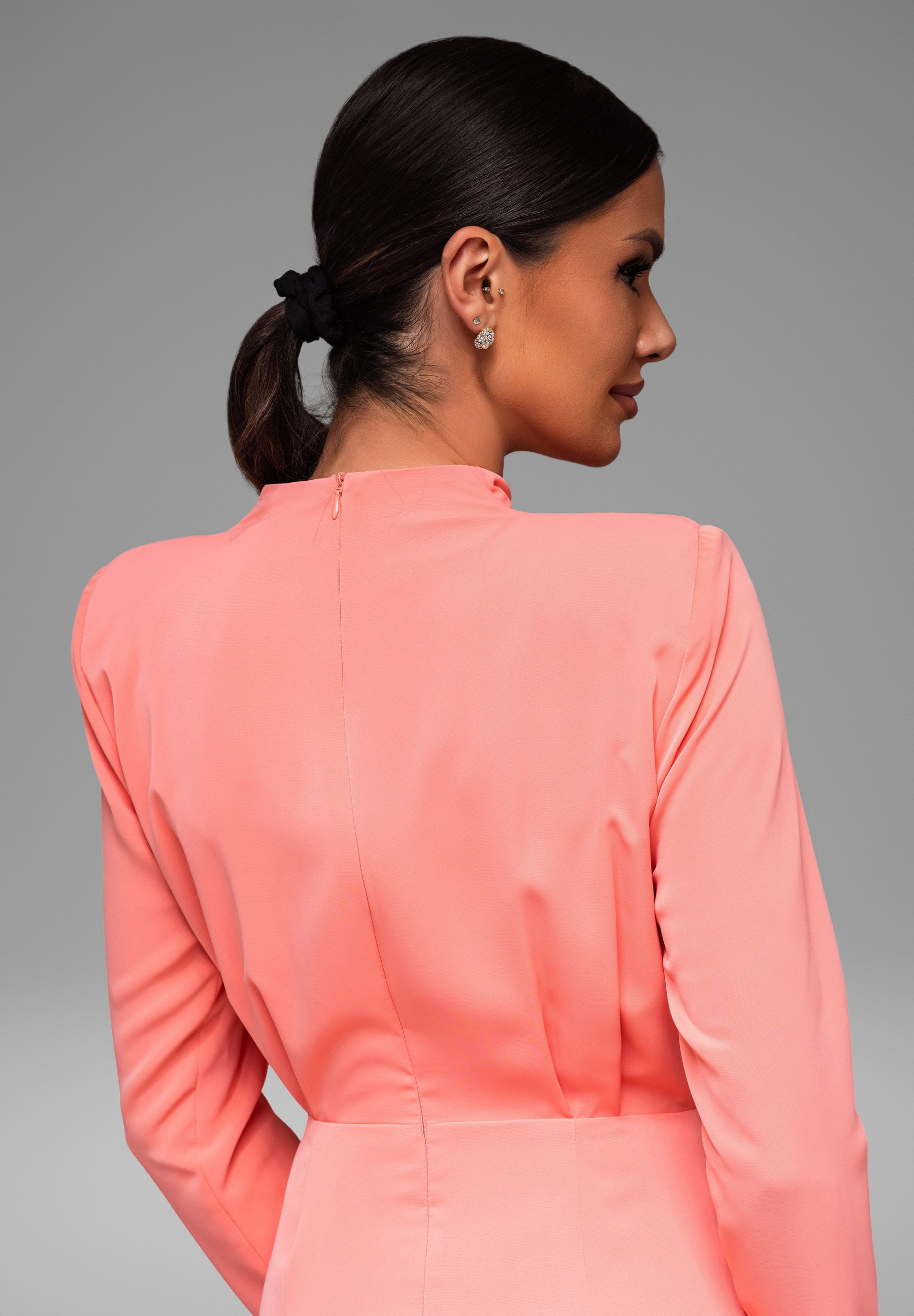 Pfirsichfarbenes Midi-Abendkleid mit Schlüssellochausschnitt — 6