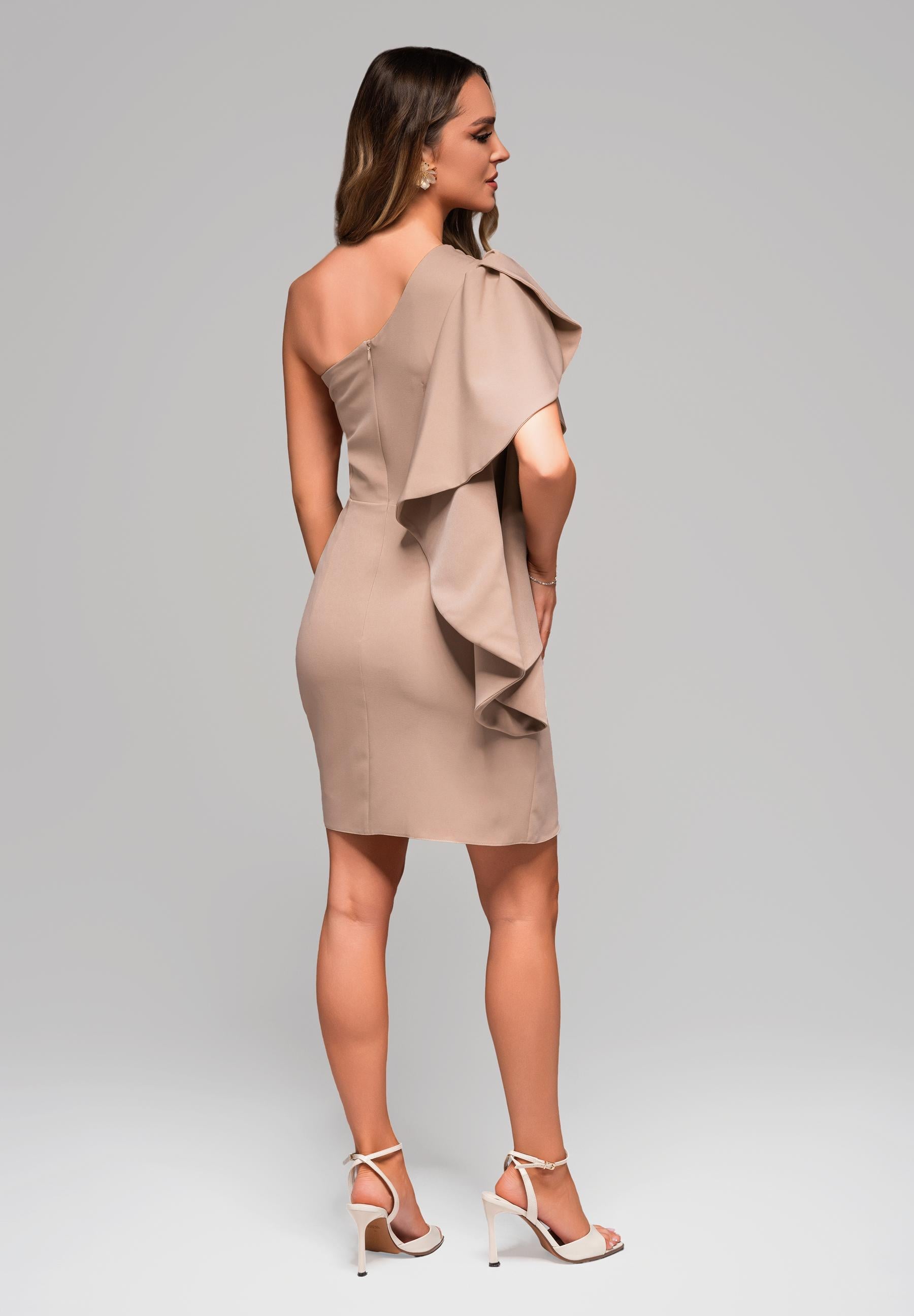 Nudefarbenes Mini-Abendkleid mit asymmetrischem Ausschnitt — 6