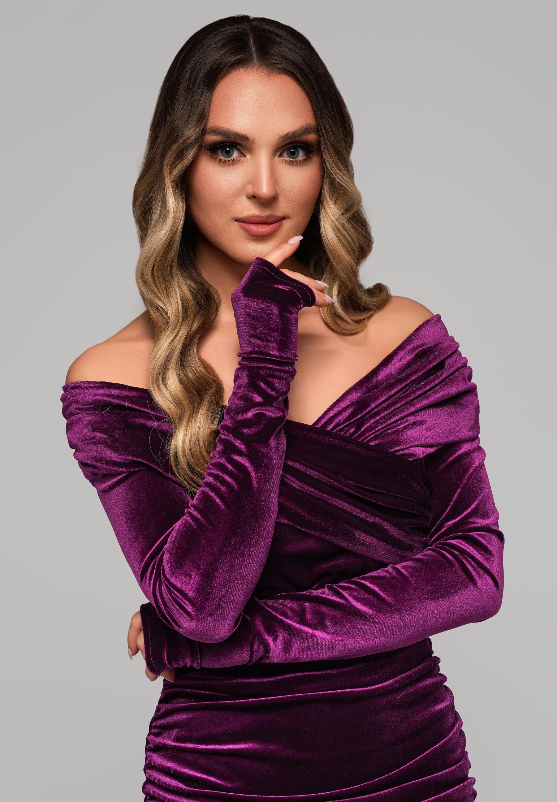 Violettes Mini-Abendkleid aus Samt — 5