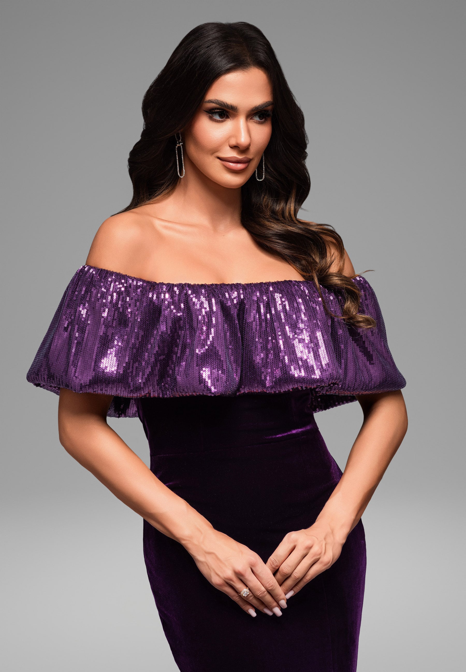 Lilafarbenes schulterfreies Maxi-Abendkleid aus Samt — 4