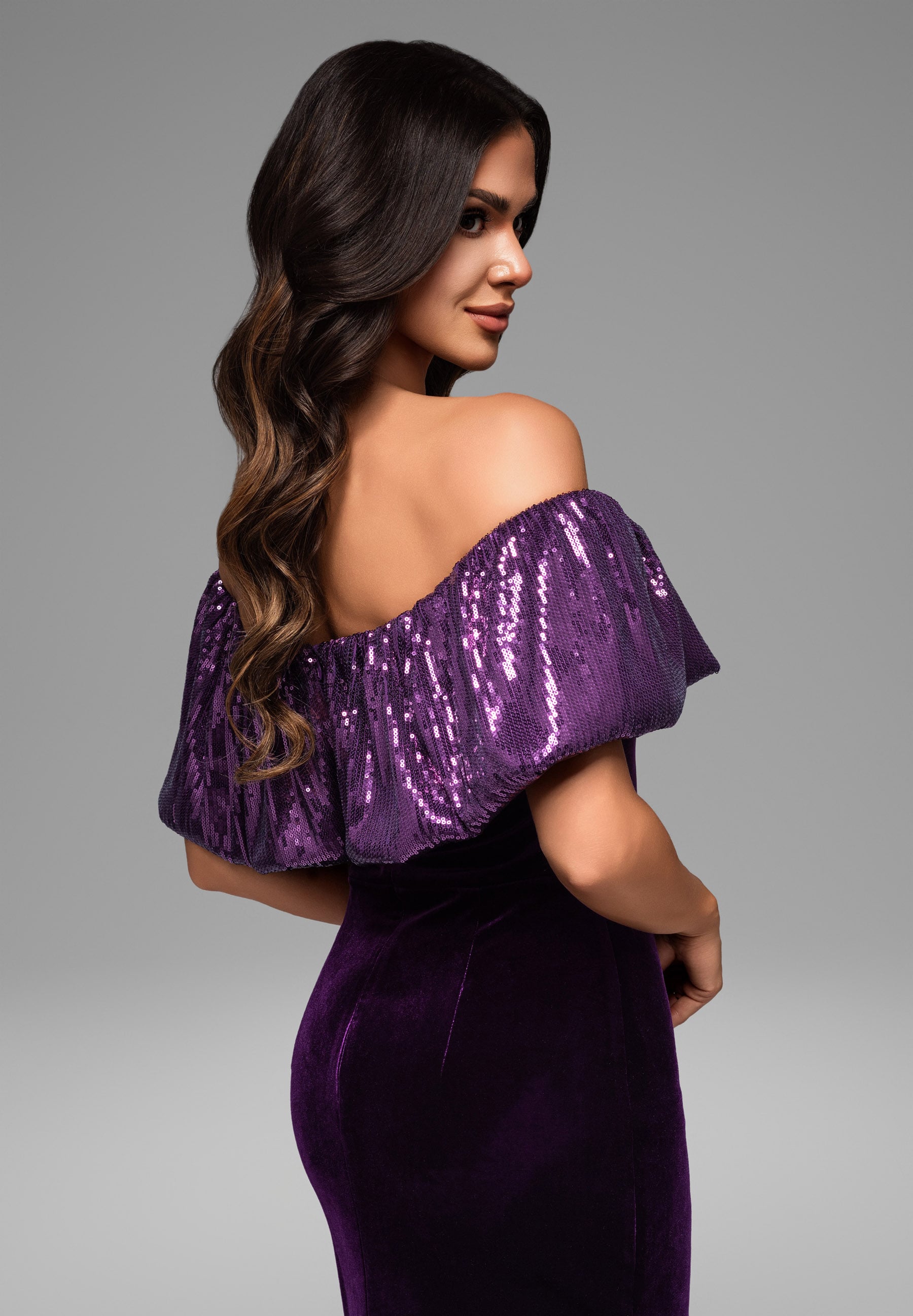 Lilafarbenes schulterfreies Maxi-Abendkleid aus Samt — 6