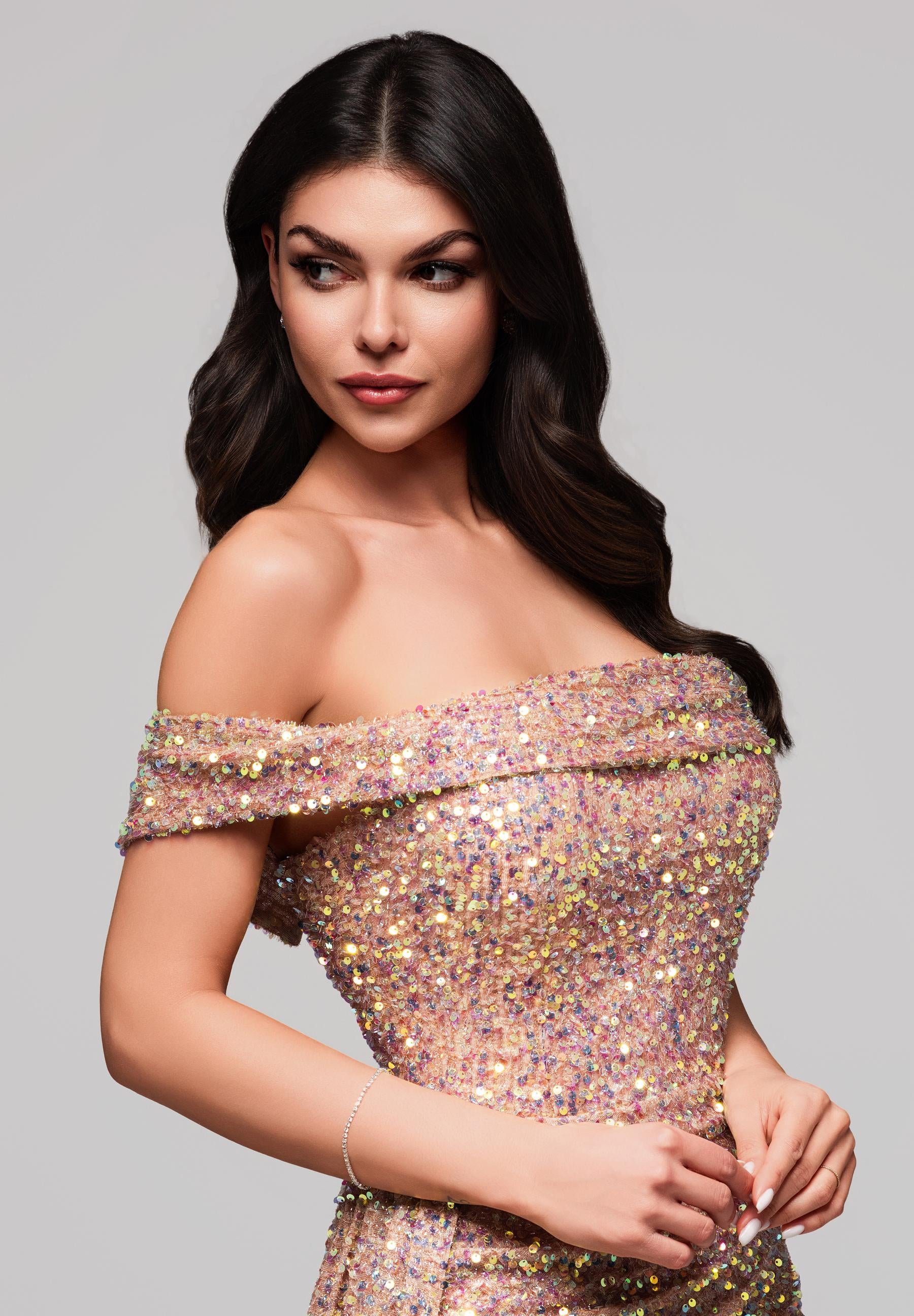 Goldenes Maxi-Abendkleid mit Pailletten und Carmen-Ausschnitt — 2