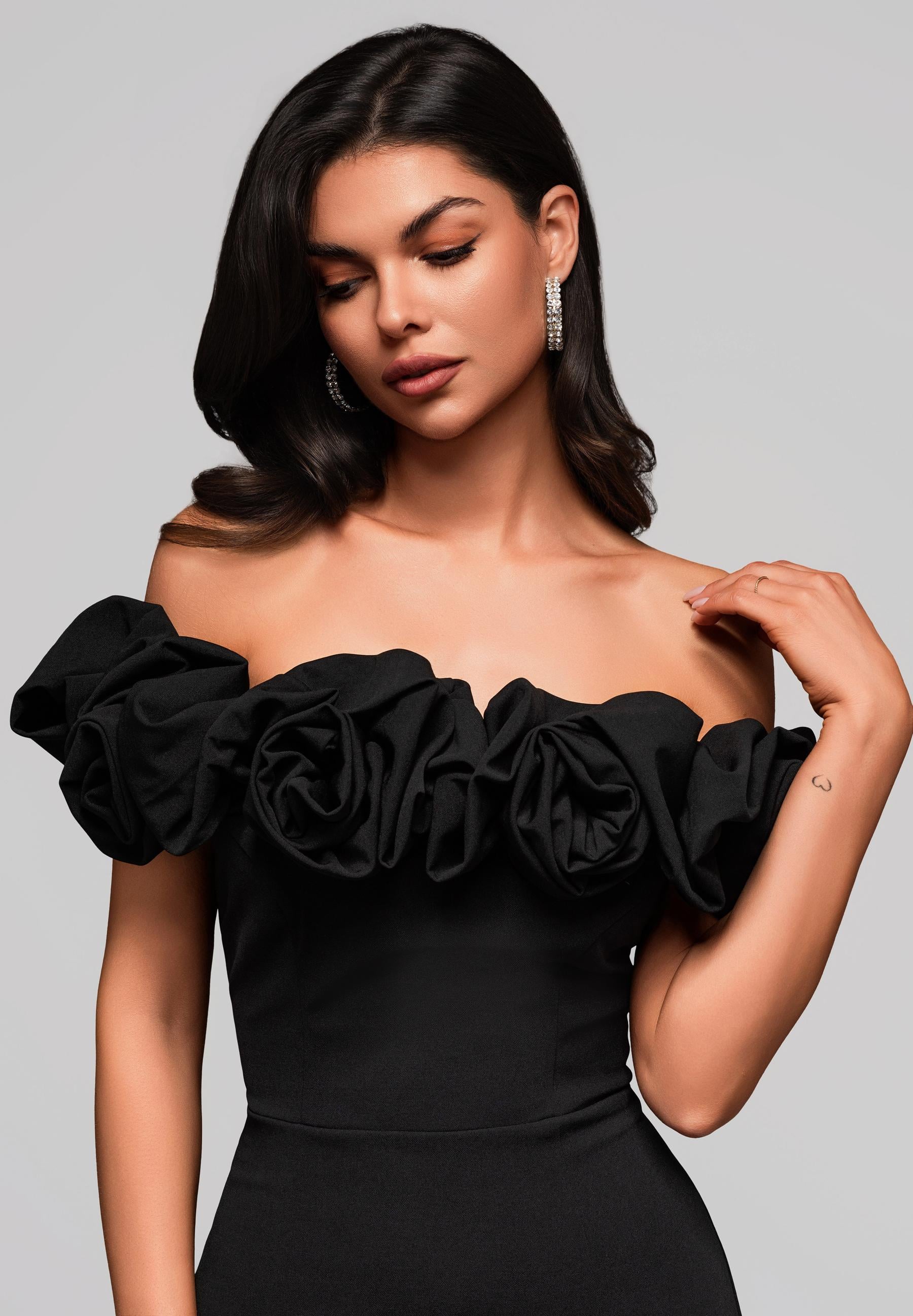 Schwarzes schulterfreies Maxi-Abendkleid — 2