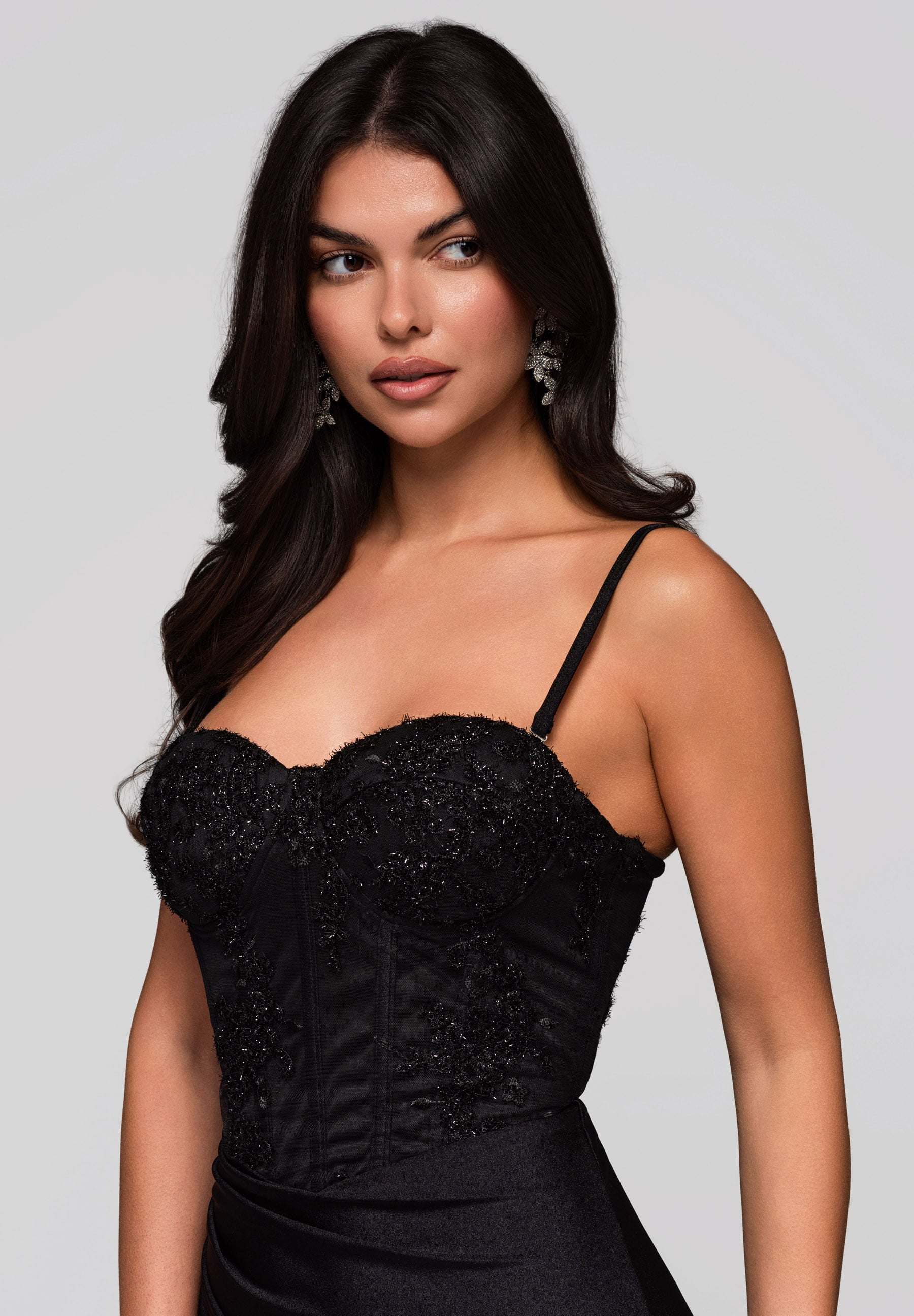 Schwarzes Maxi-Abendkleid mit Herzausschnitt — 2
