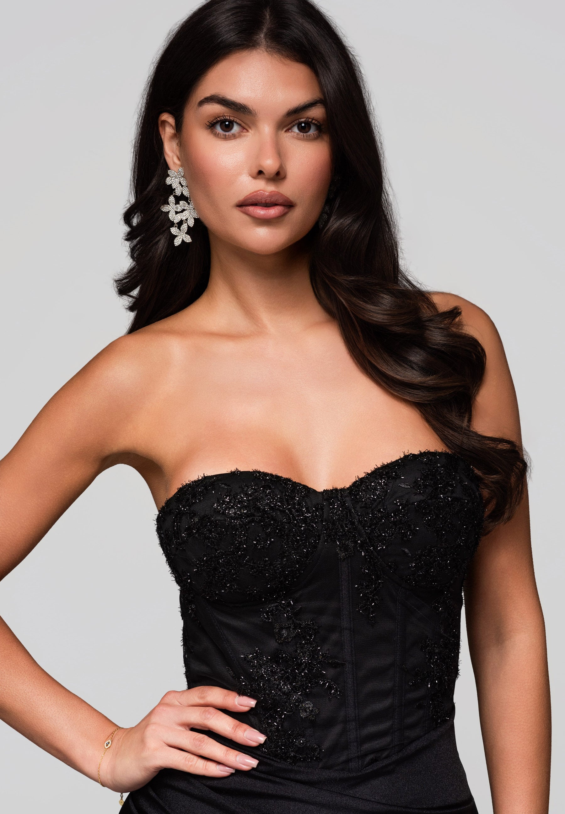 Schwarzes Maxi-Abendkleid mit Herzausschnitt — 4