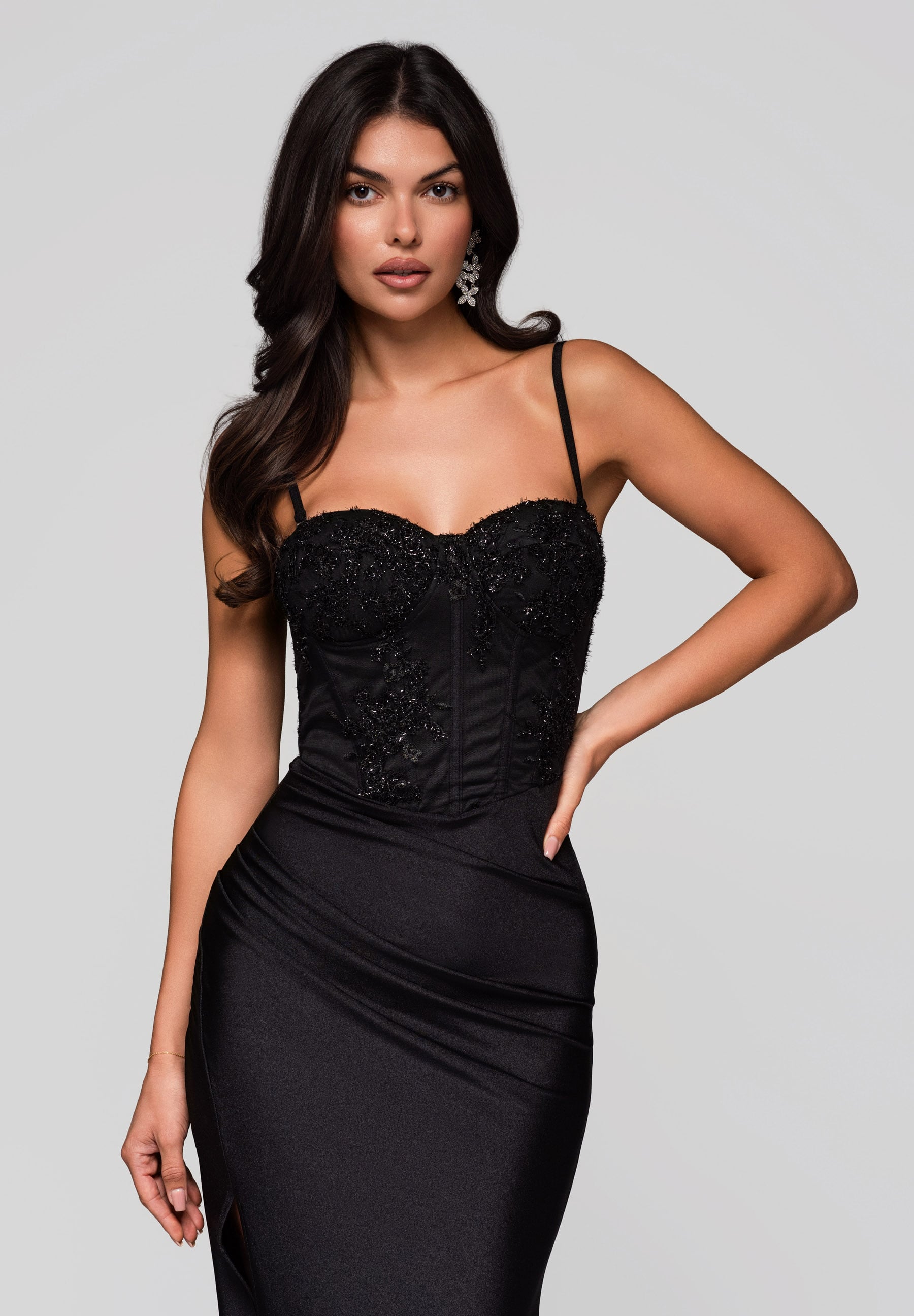 Schwarzes Maxi-Abendkleid mit Herzausschnitt — 5
