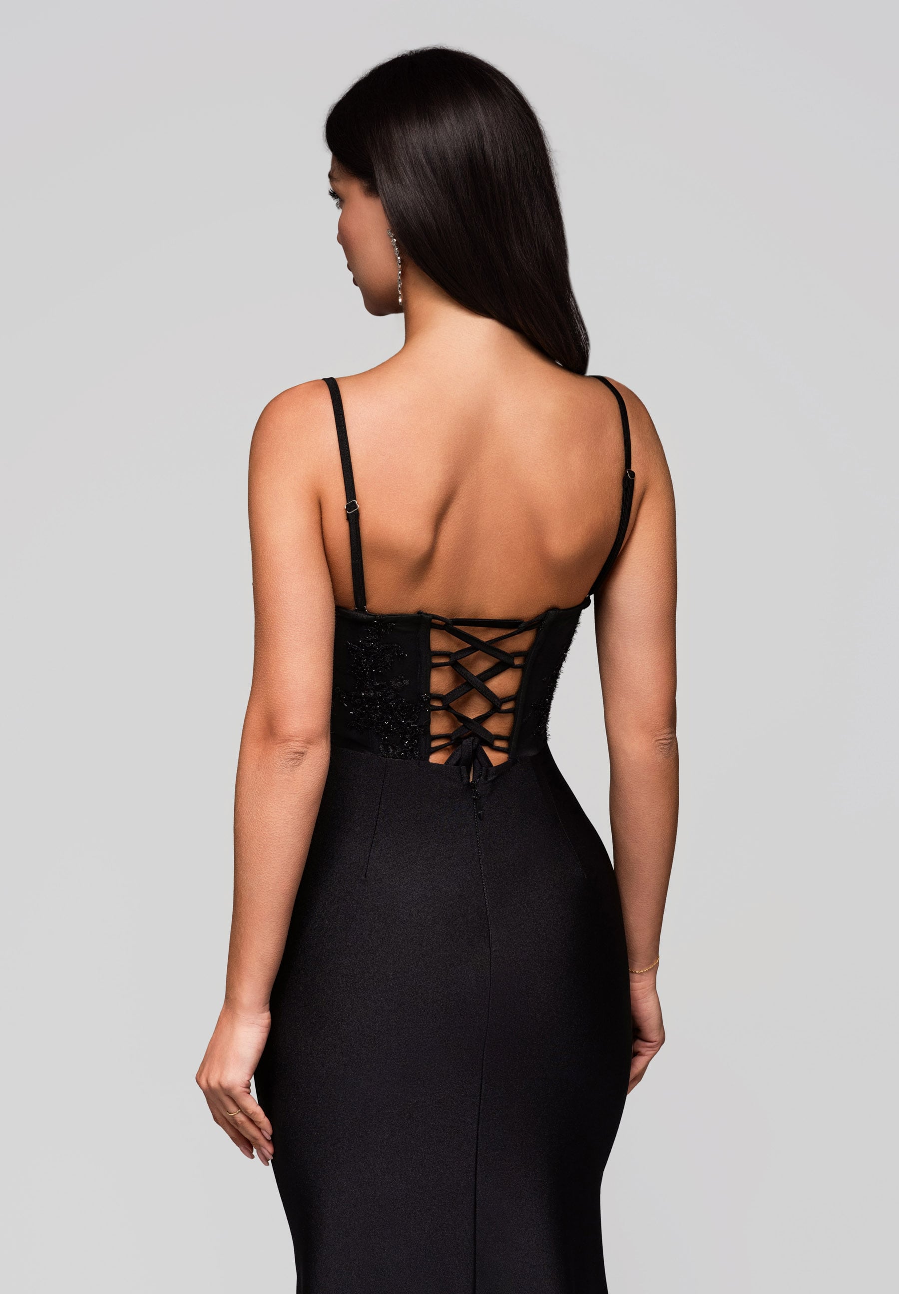 Schwarzes Maxi-Abendkleid mit Herzausschnitt — 7
