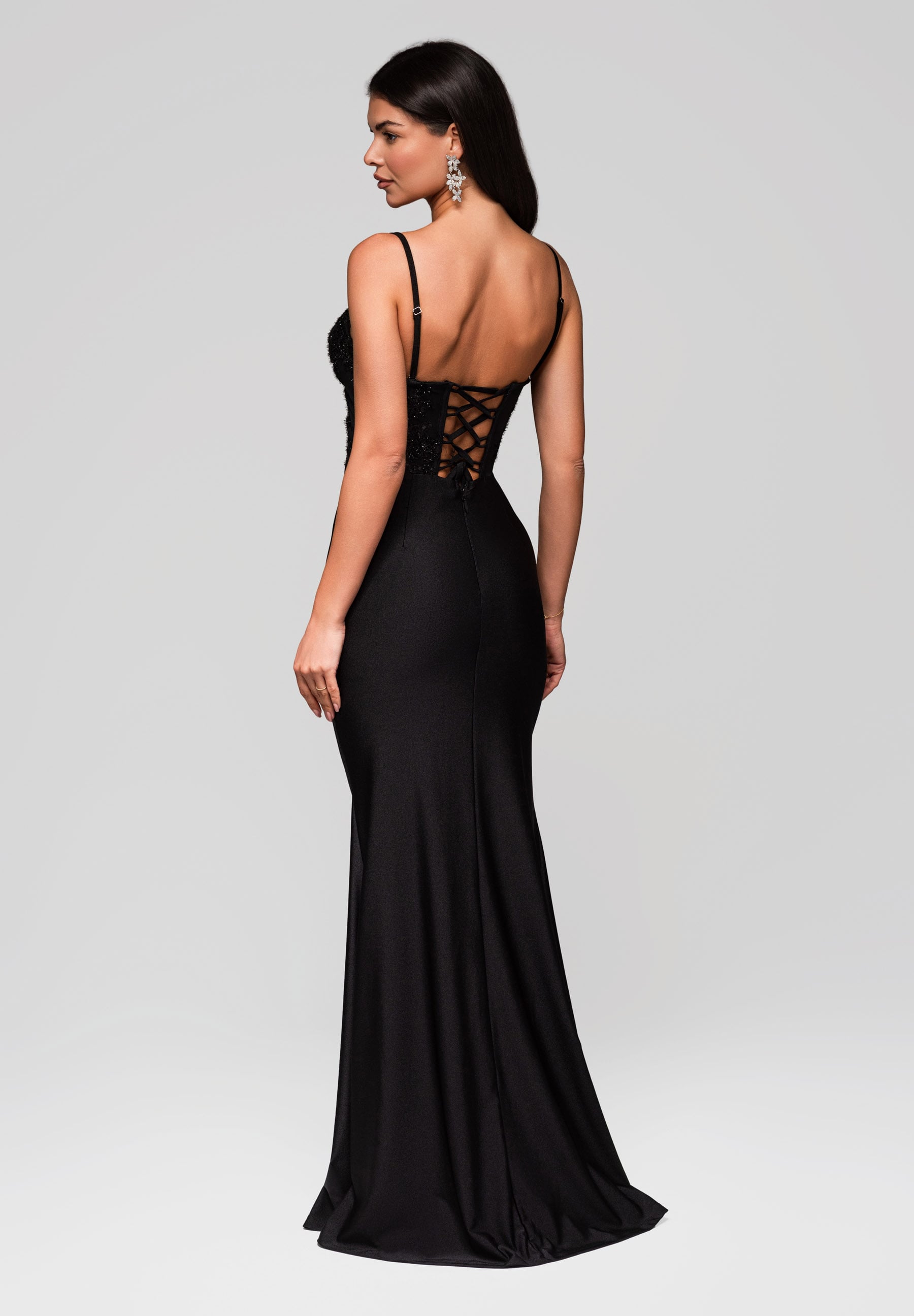 Schwarzes Maxi-Abendkleid mit Herzausschnitt — 8