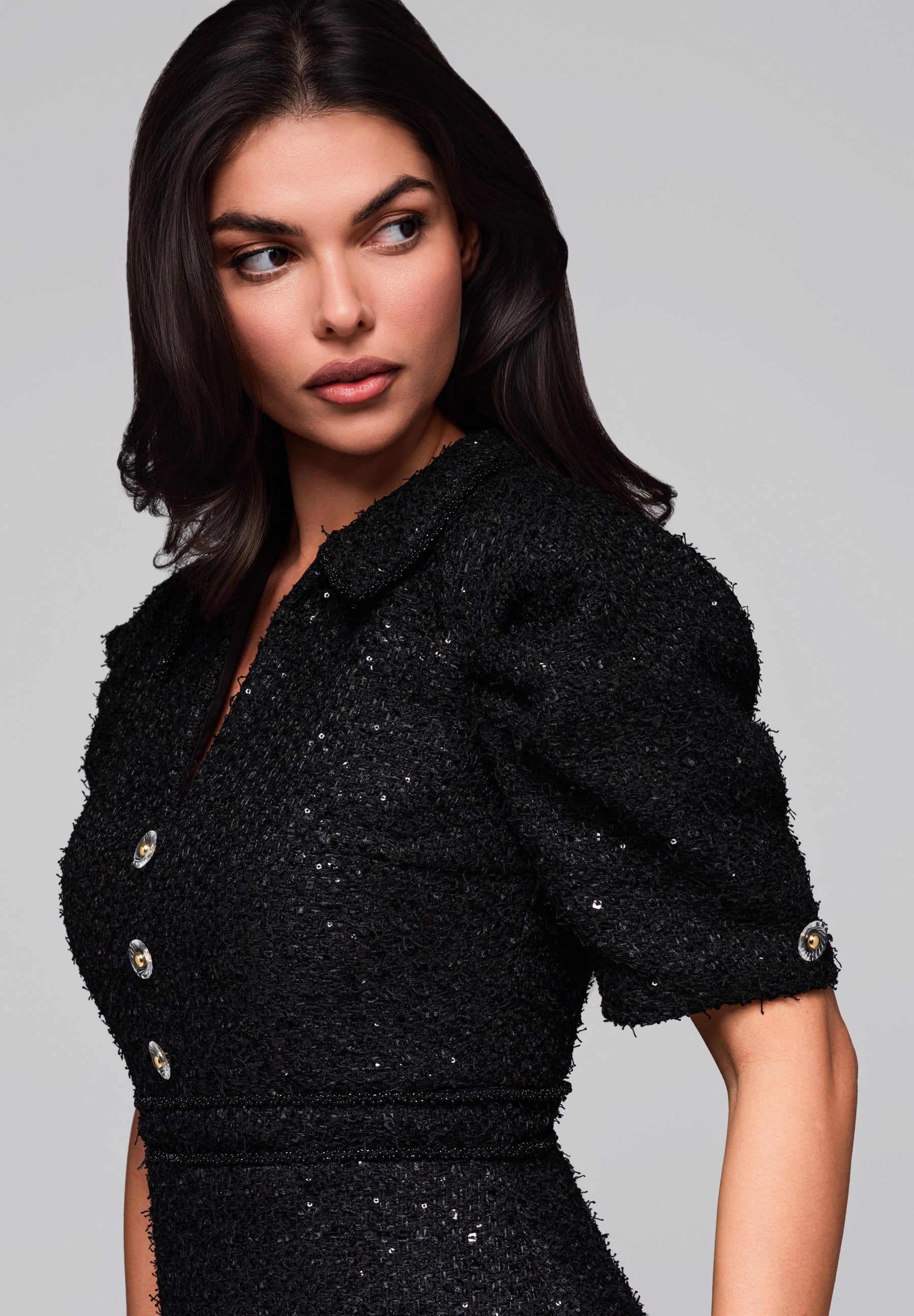 Schwarzes verziertes Mini-Abendkleid mit V-Ausschnitt — 2