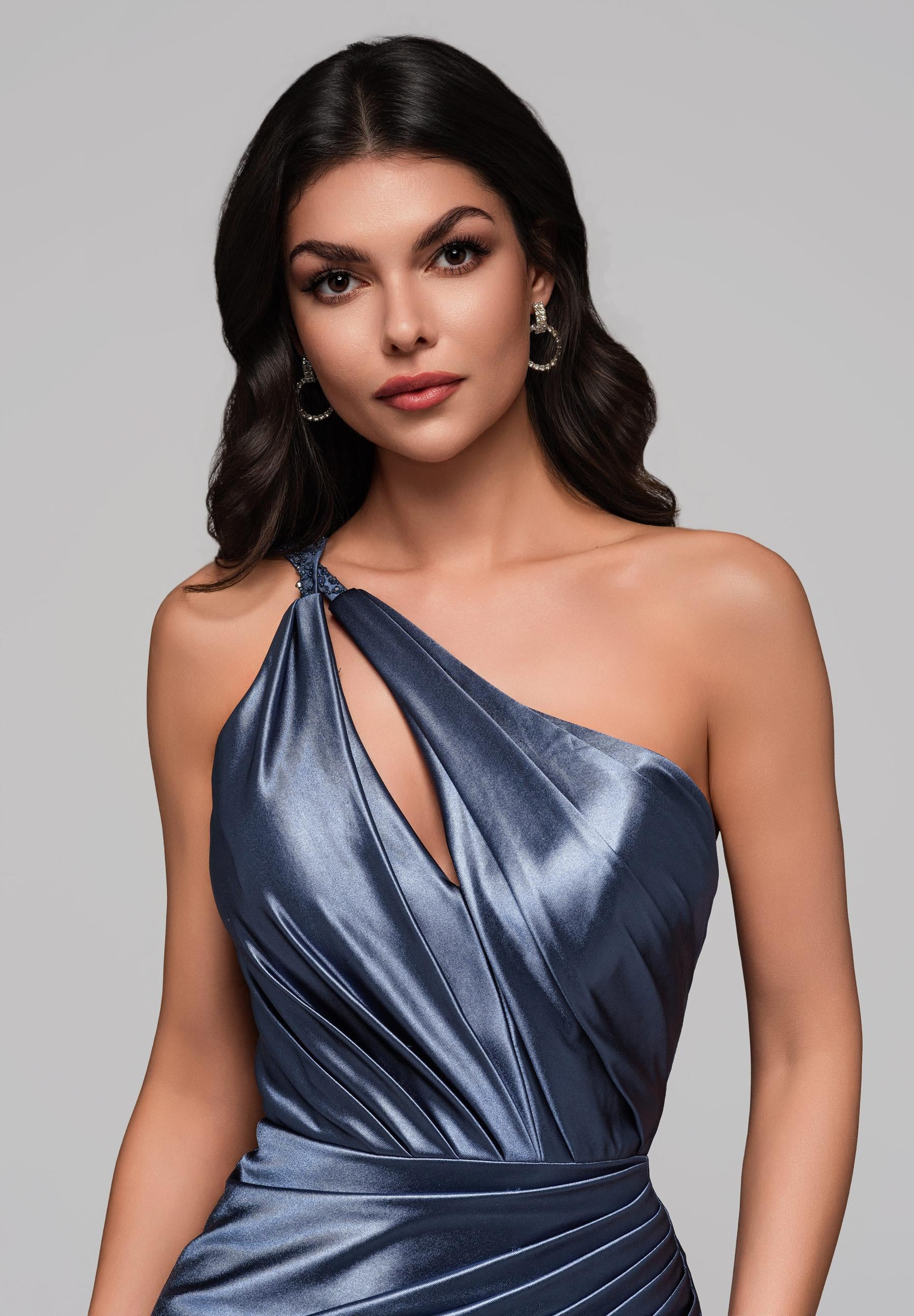 Blaues Maxi-Abendkleid aus Satin — 3