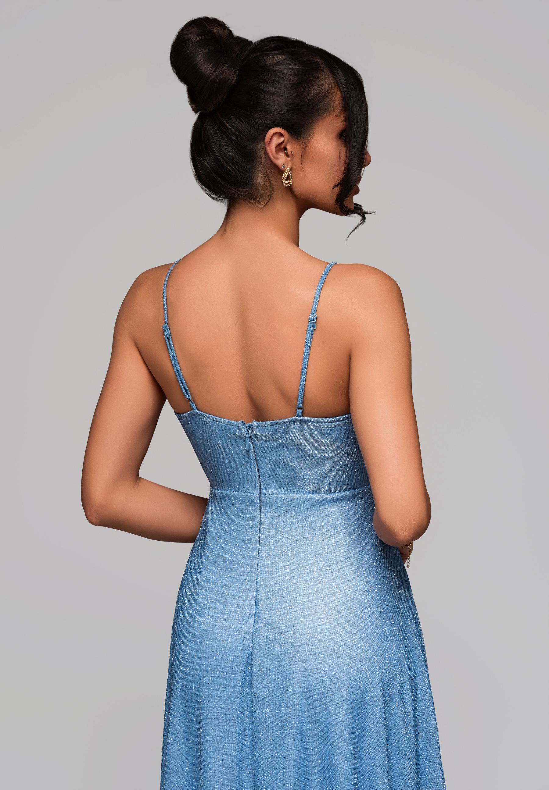 Hellblaues glänzendes Maxi-Abendkleid — 6