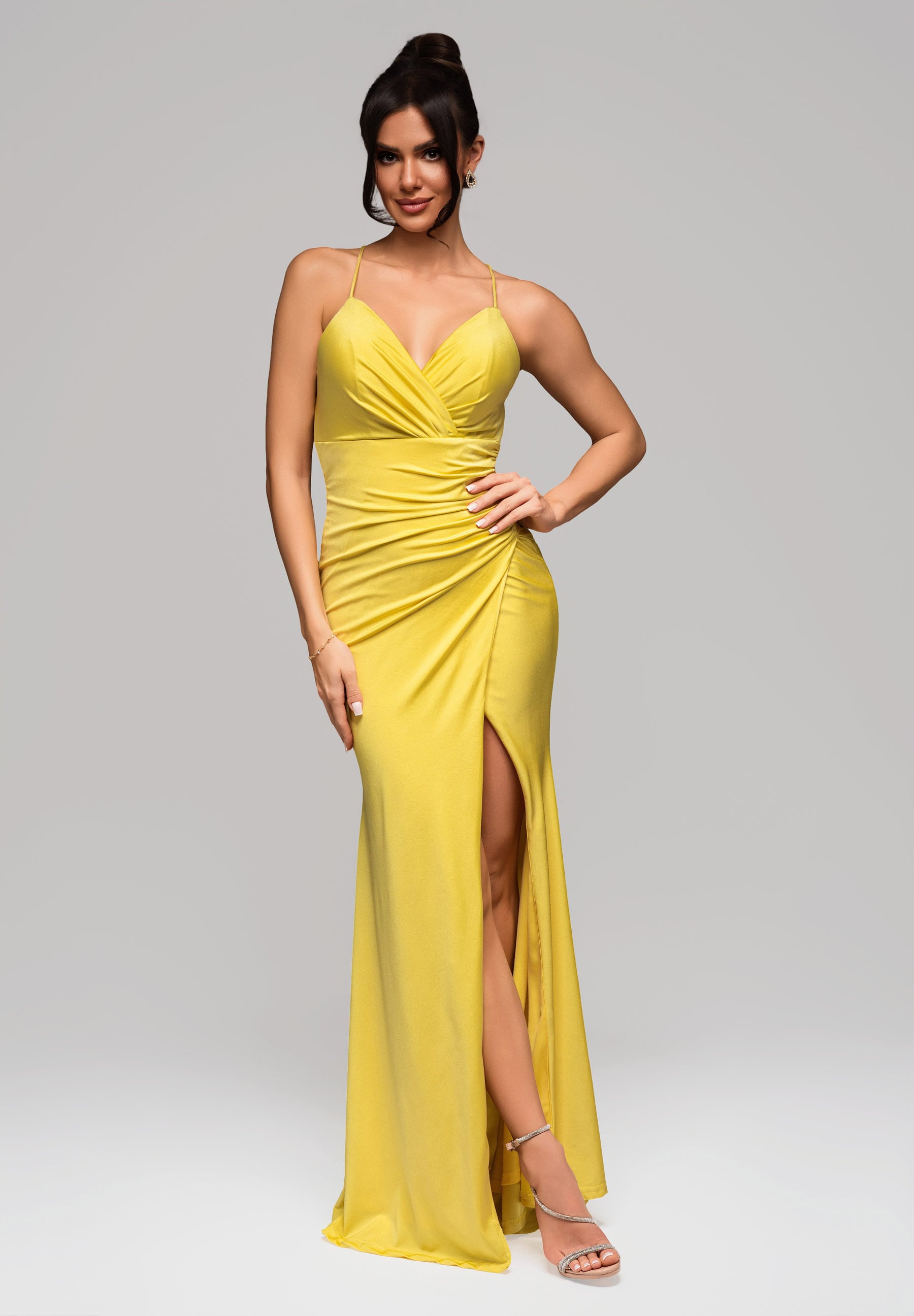 Gelbes Maxi-Abendkleid mit Wickelausschnitt — 6