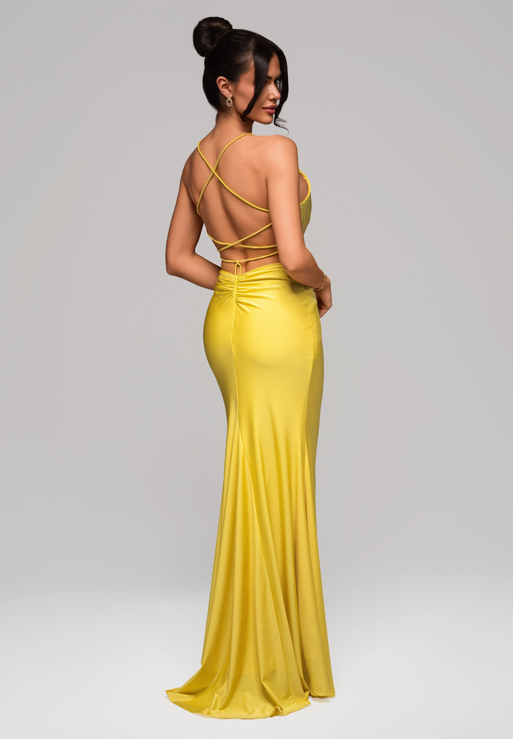 Gelbes Maxi-Abendkleid mit Wickelausschnitt — 7