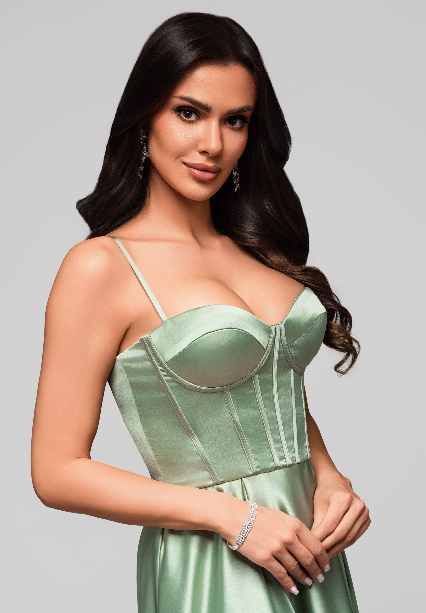 Hellgrünes Maxi-Abendkleid aus Satin — 3