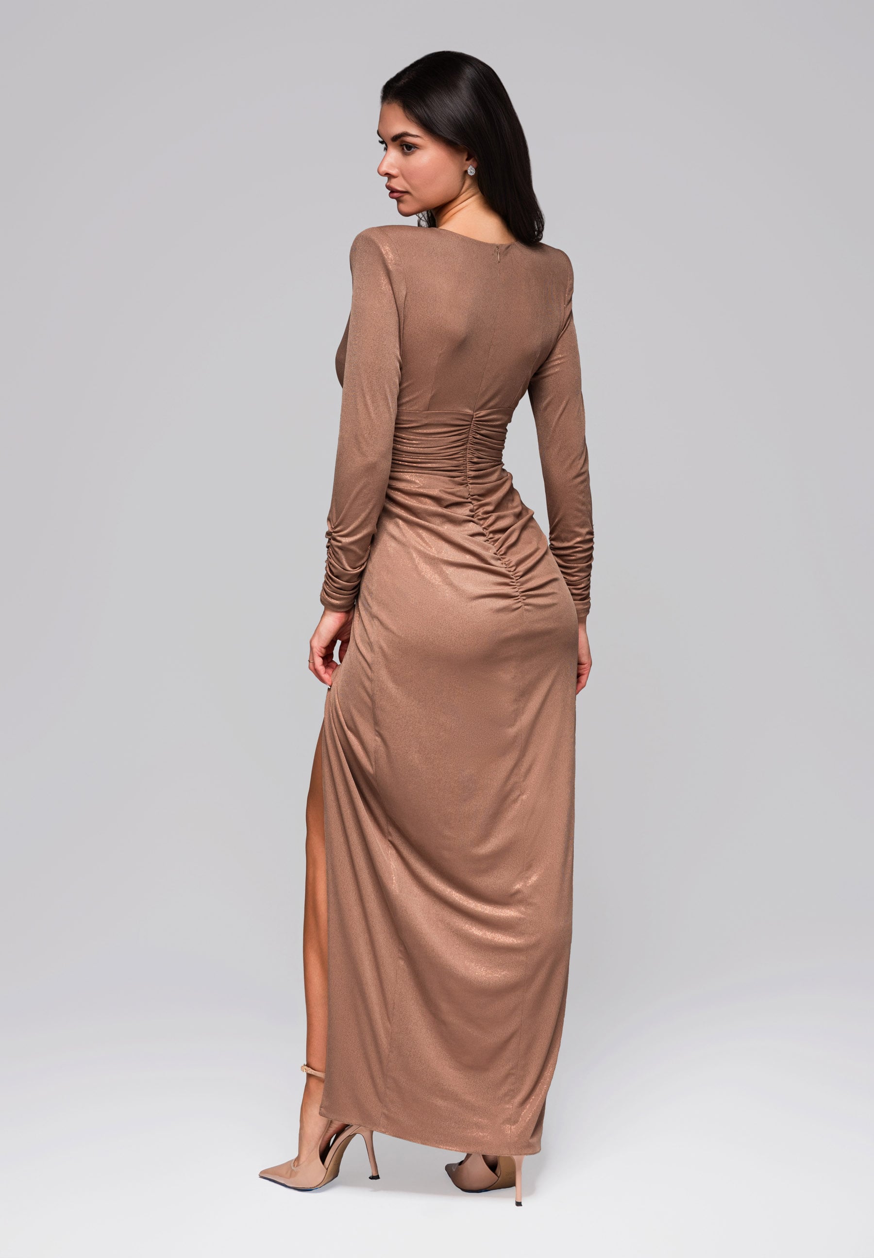 Hellbraunes glänzendes Maxi-Abendkleid — 7