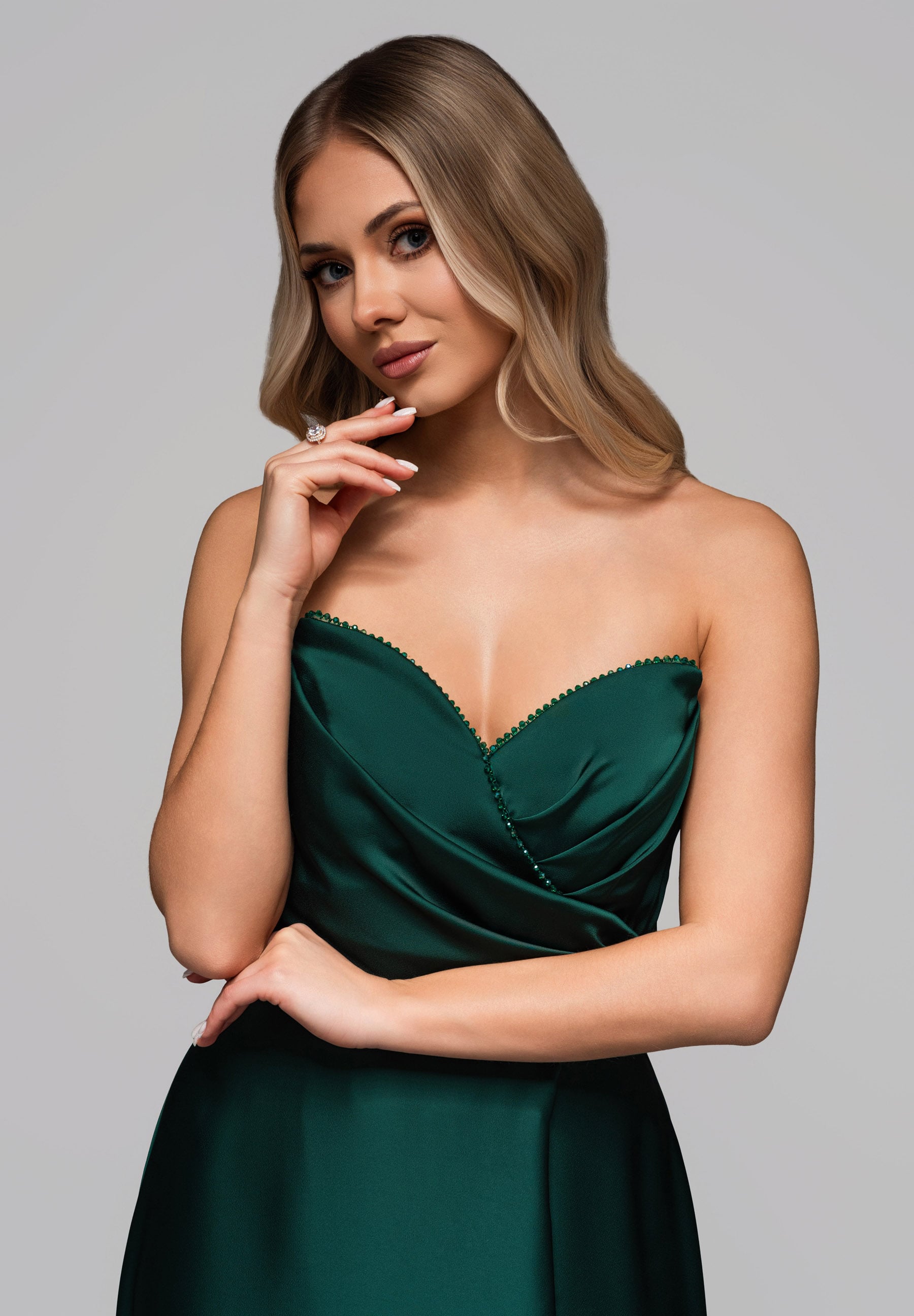Flaschengrünes Maxi-Abendkleid aus Satin mit Herzausschnitt — 2