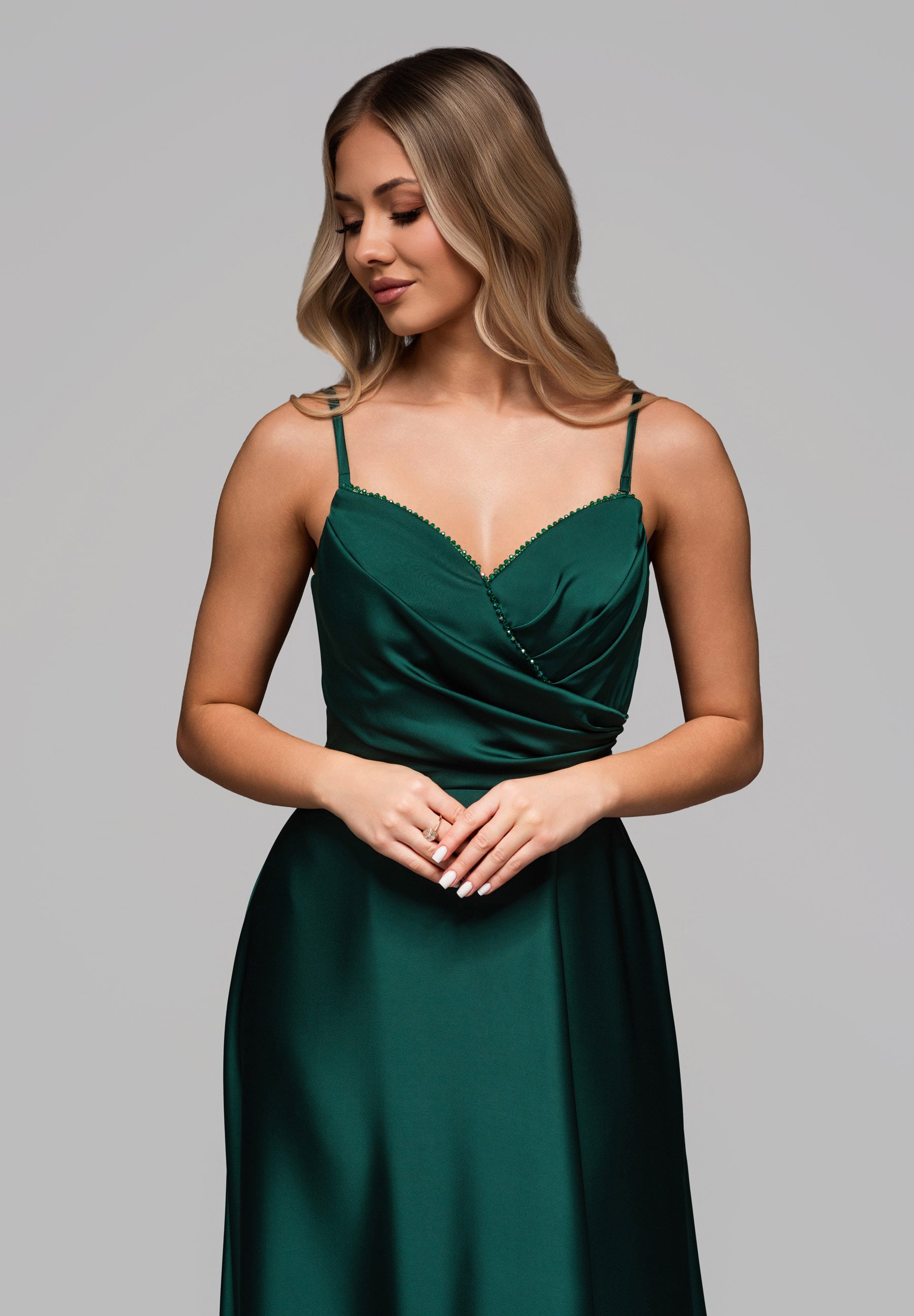 Flaschengrünes Maxi-Abendkleid aus Satin mit Herzausschnitt — 5