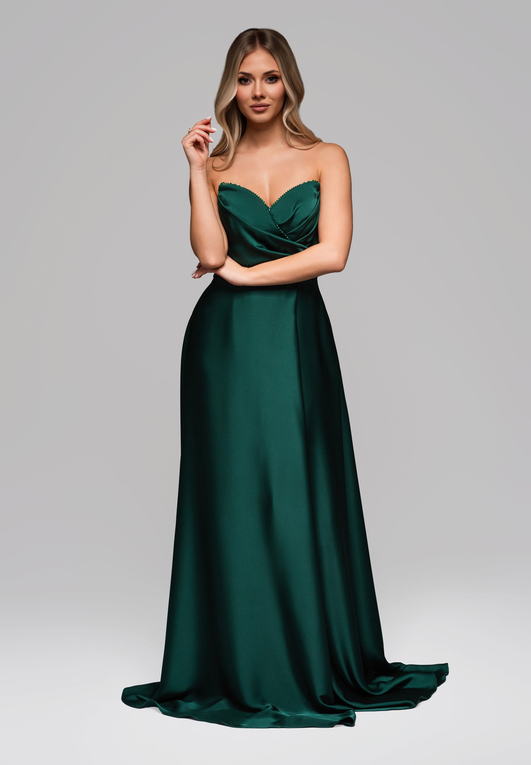 Flaschengrünes Maxi-Abendkleid aus Satin mit Herzausschnitt — 6