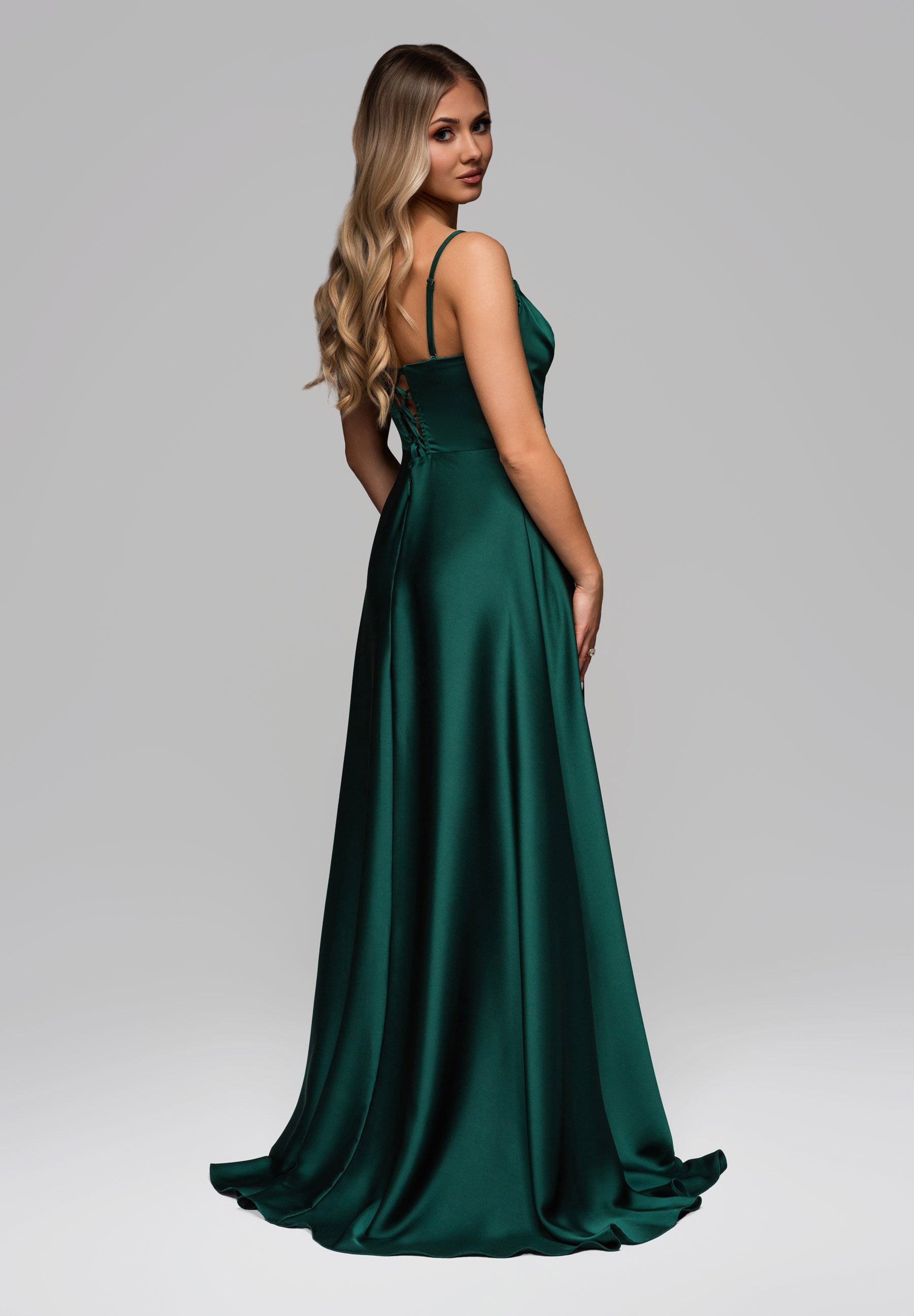 Flaschengrünes Maxi-Abendkleid aus Satin mit Herzausschnitt — 8