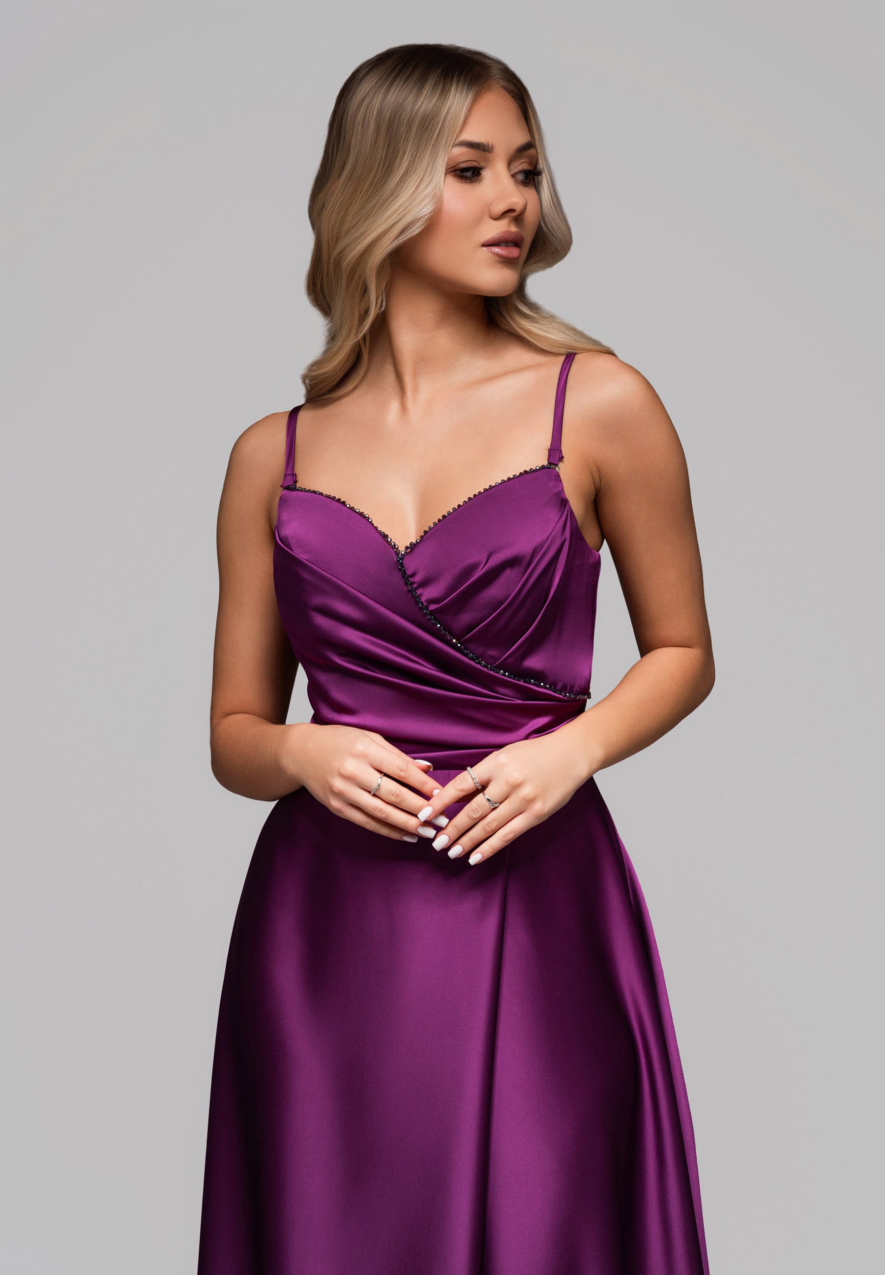 Violettes Maxi-Abendkleid aus Satin mit Herzausschnitt — 2