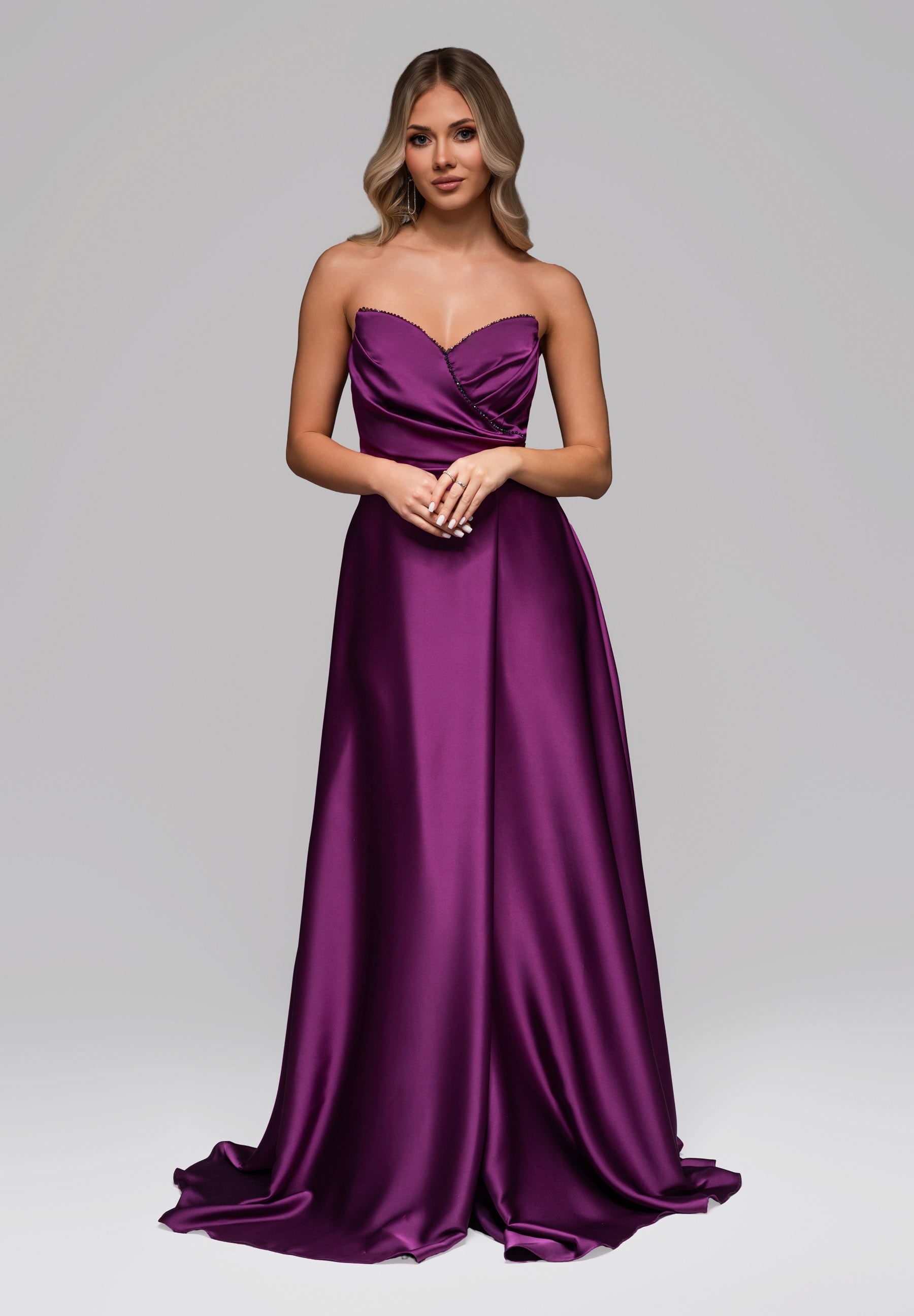 Violettes Maxi-Abendkleid aus Satin mit Herzausschnitt — 5