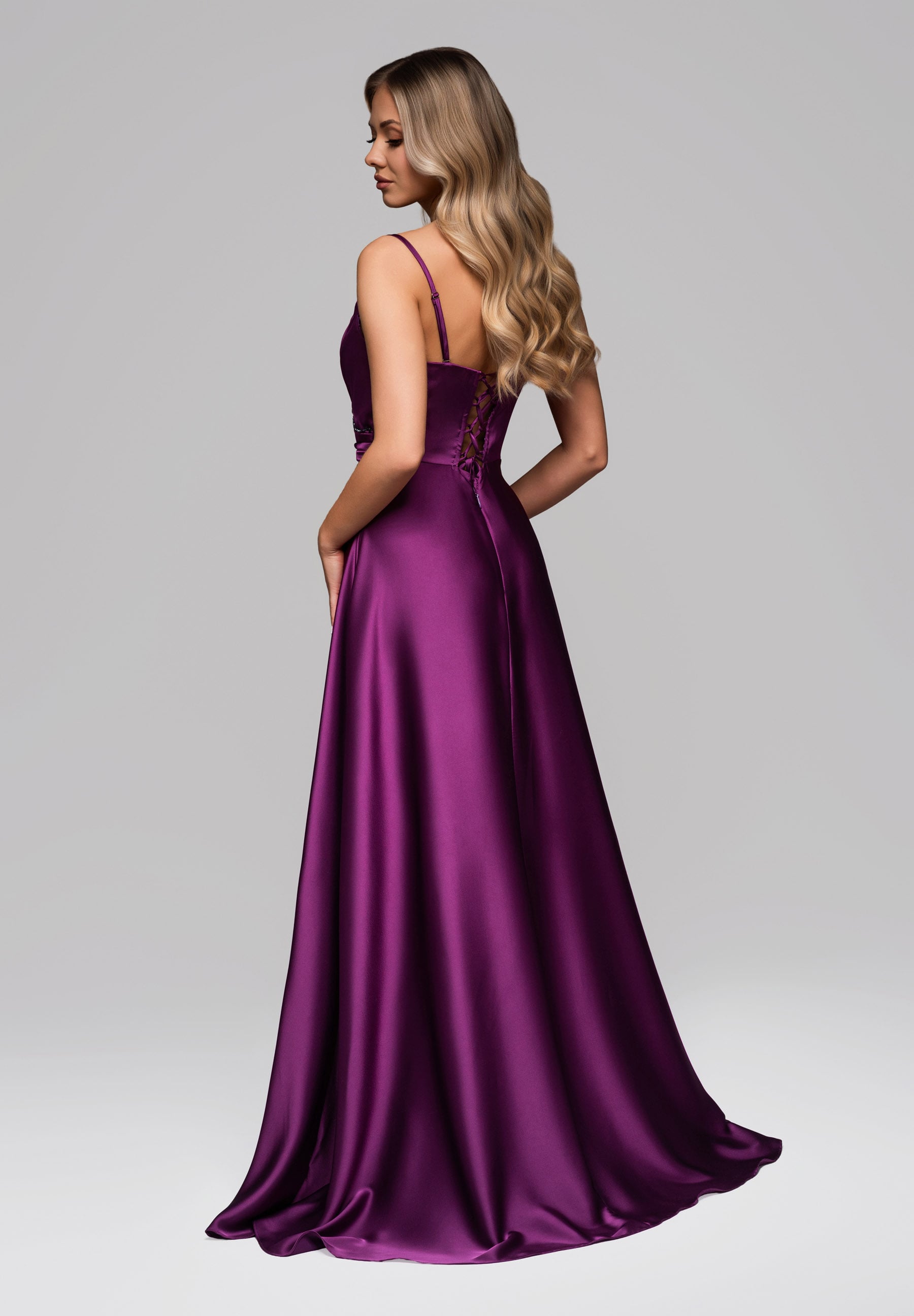 Violettes Maxi-Abendkleid aus Satin mit Herzausschnitt — 8