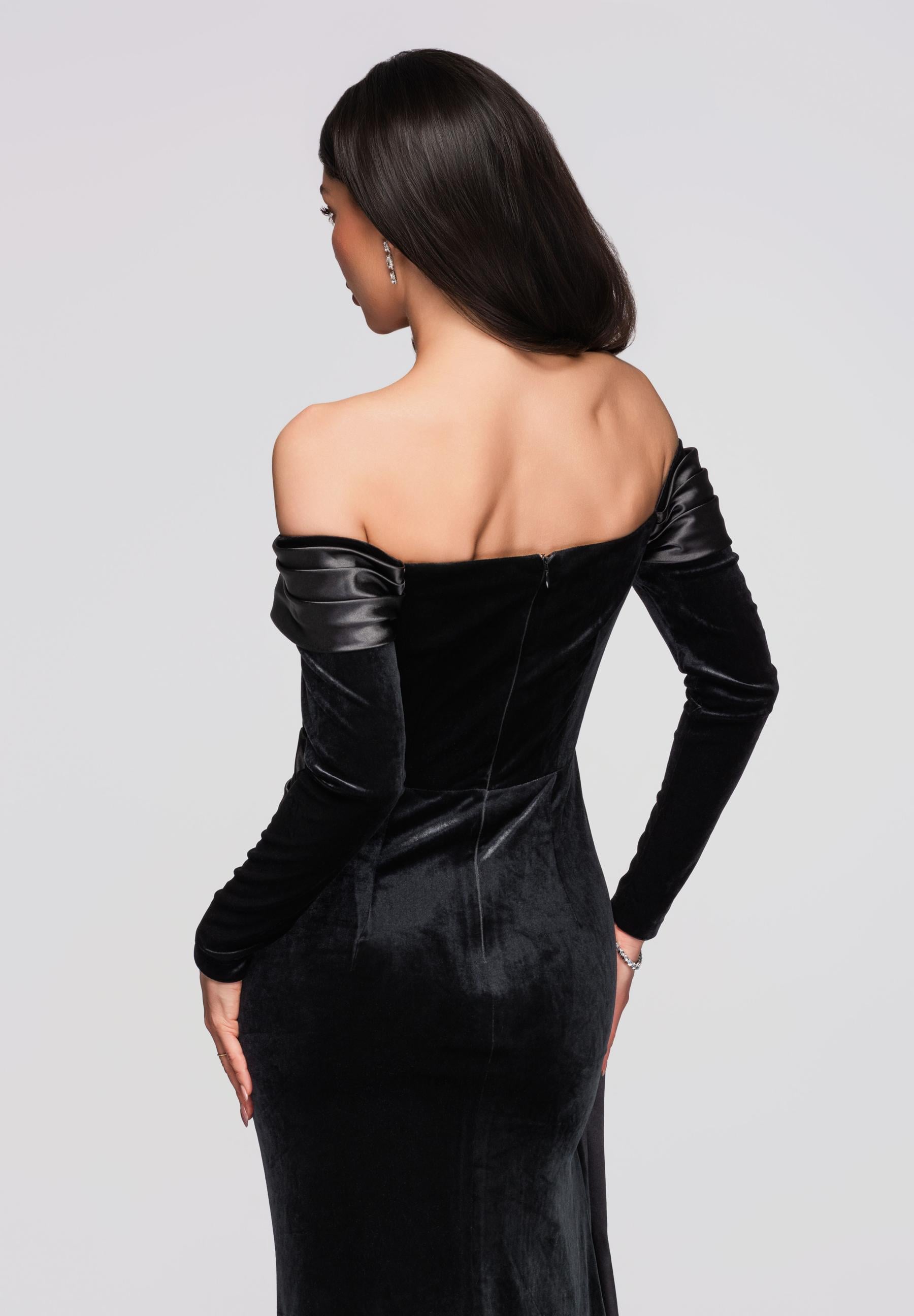 Schwarzes Maxi-Abendkleid aus Samt mit Carmen-Ausschnitt — 6
