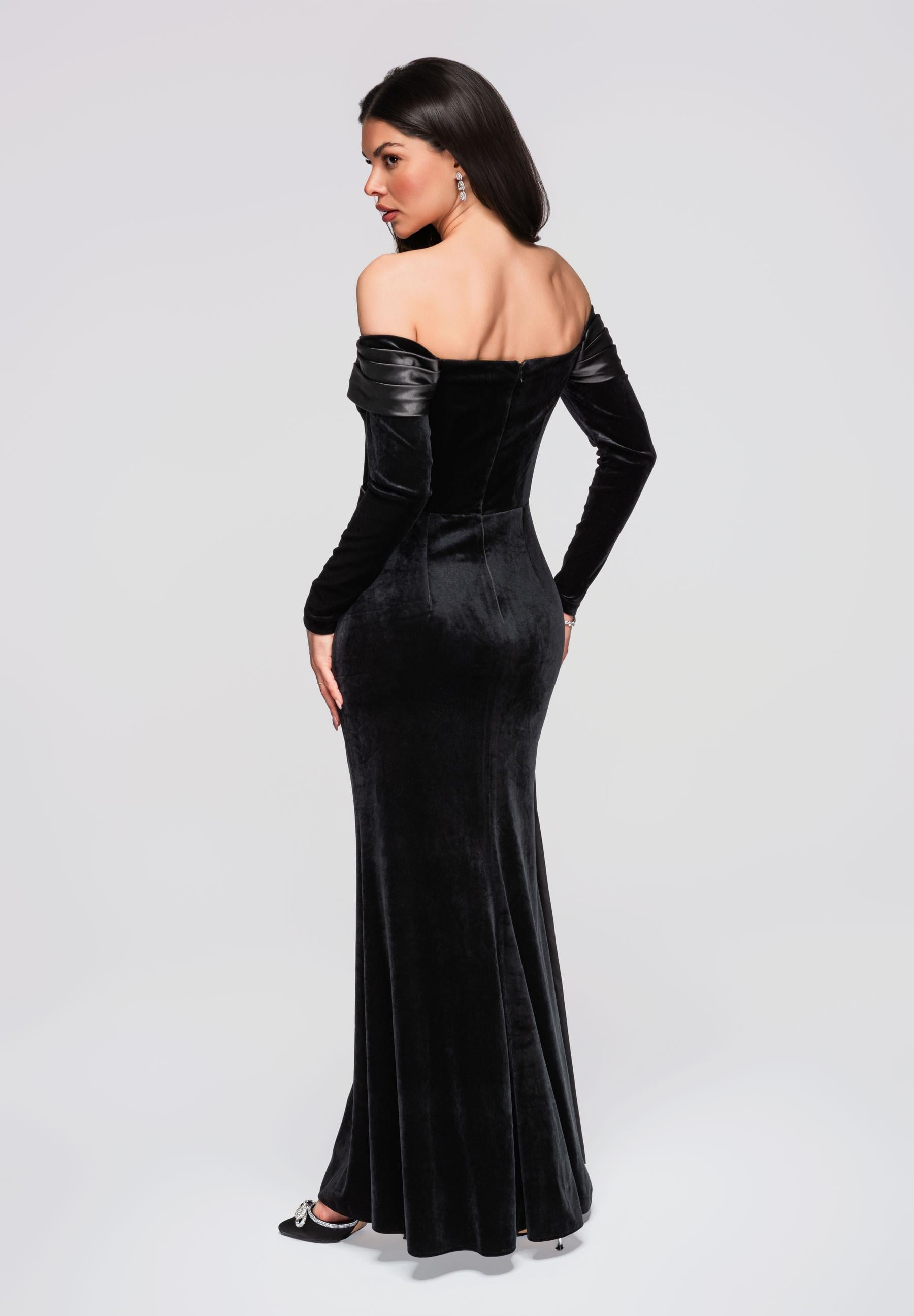 Schwarzes Maxi-Abendkleid aus Samt mit Carmen-Ausschnitt — 7
