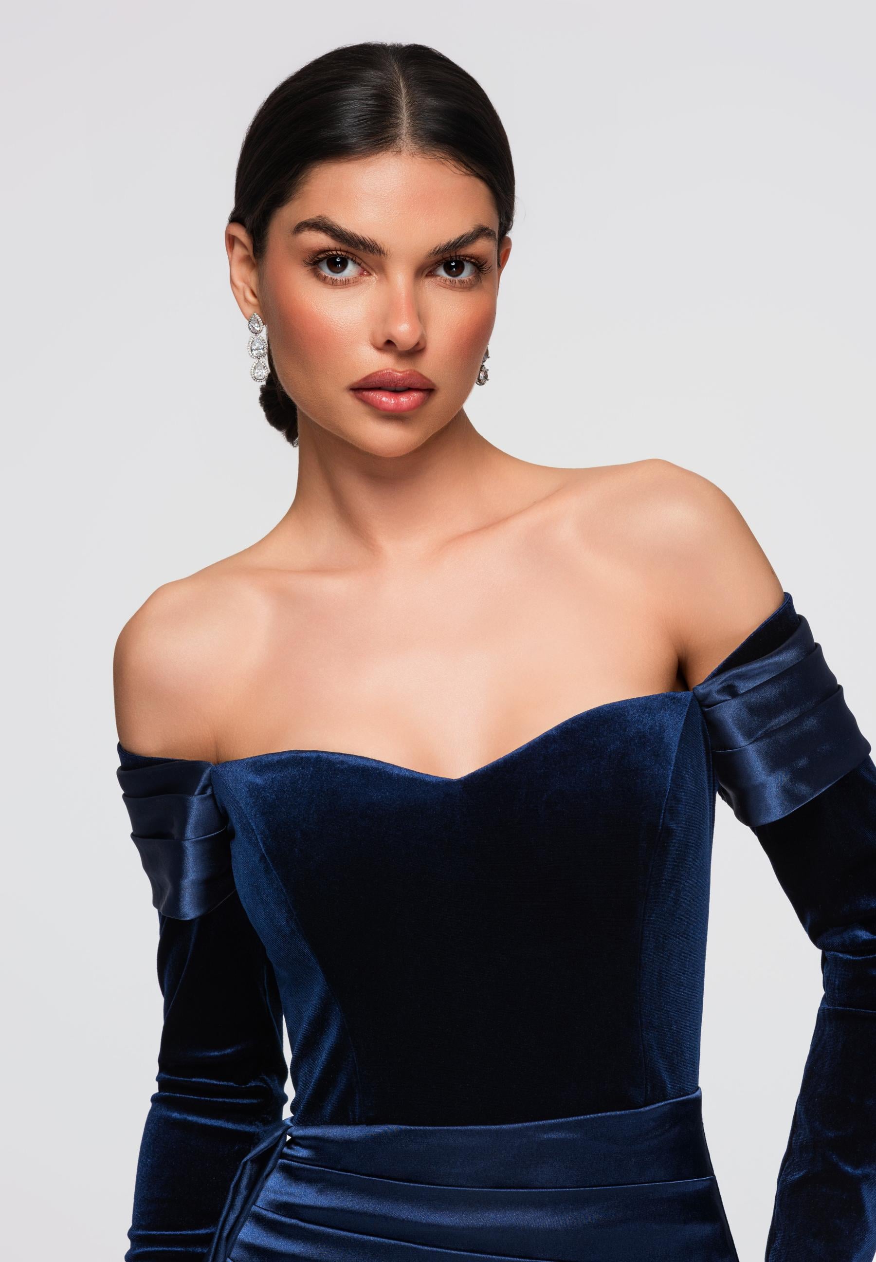 Marineblaues Maxi-Abendkleid aus Samt — 2