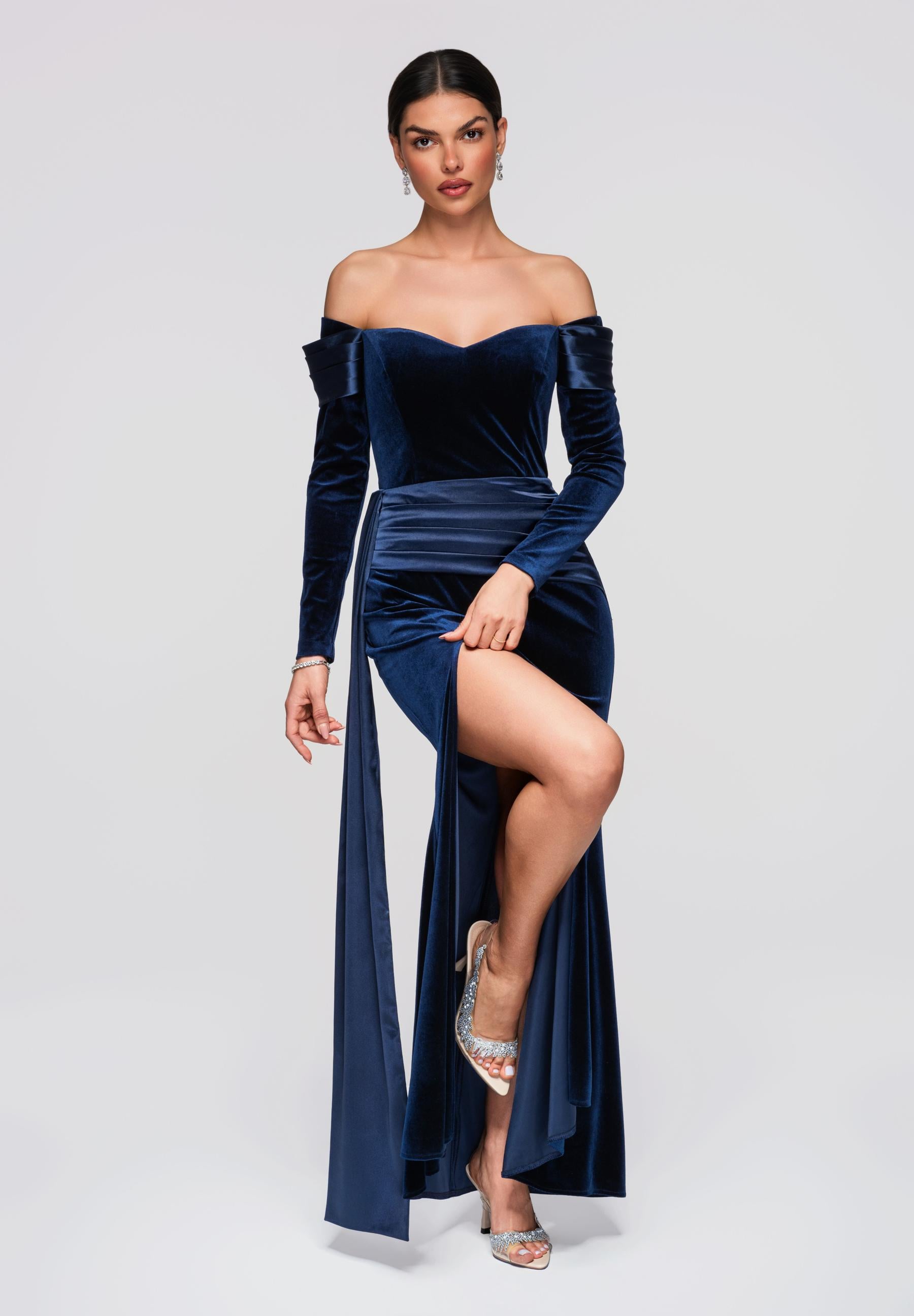 Marineblaues Maxi-Abendkleid aus Samt — 4