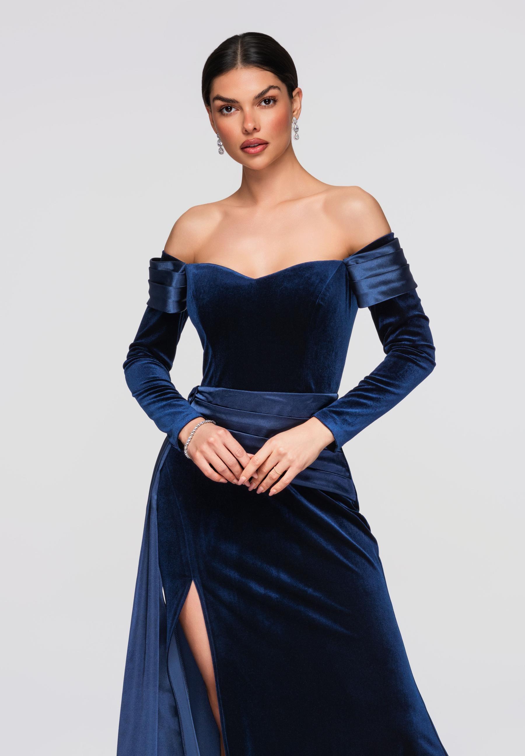 Marineblaues Maxi-Abendkleid aus Samt — 3