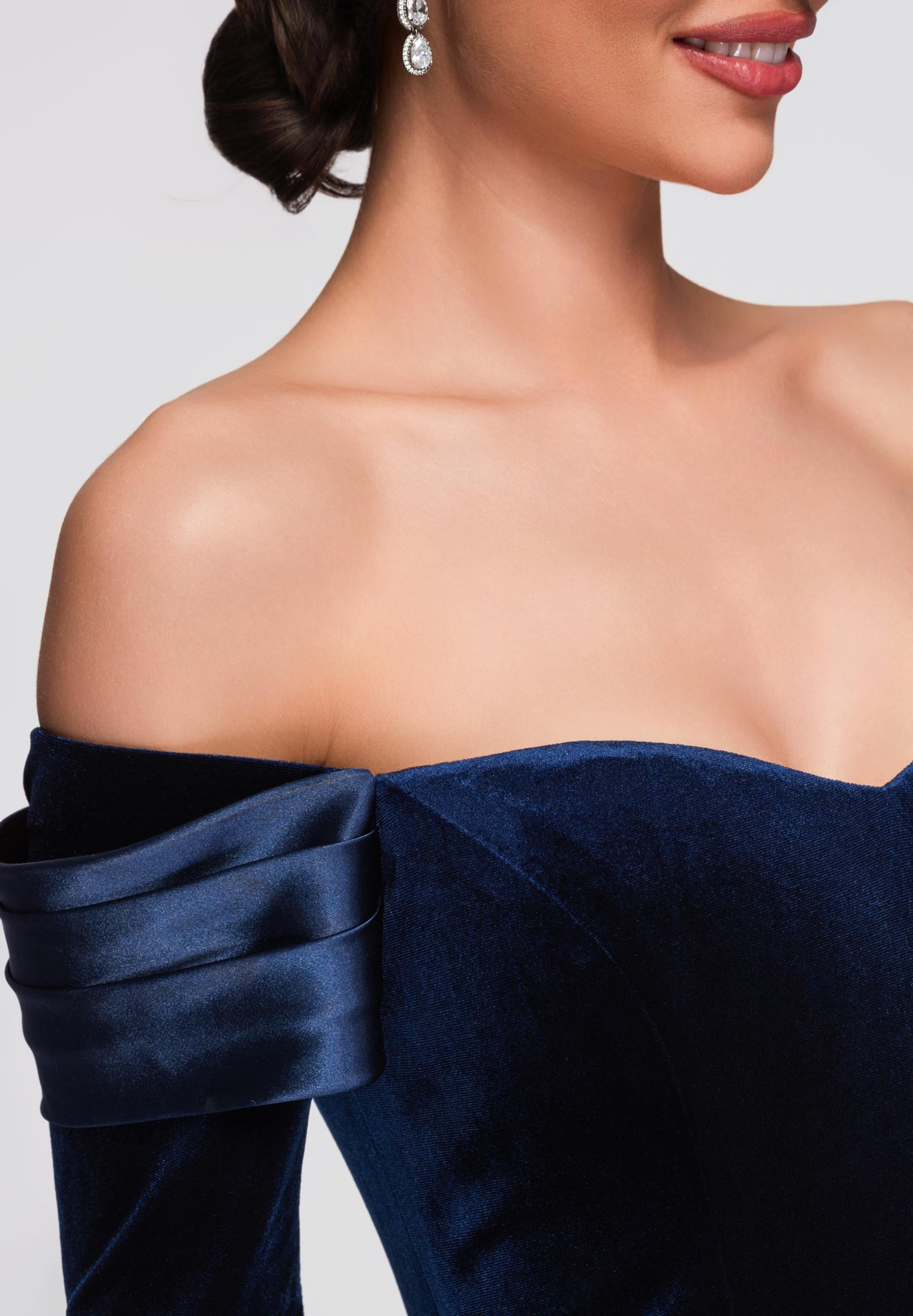 Marineblaues Maxi-Abendkleid aus Samt — 5