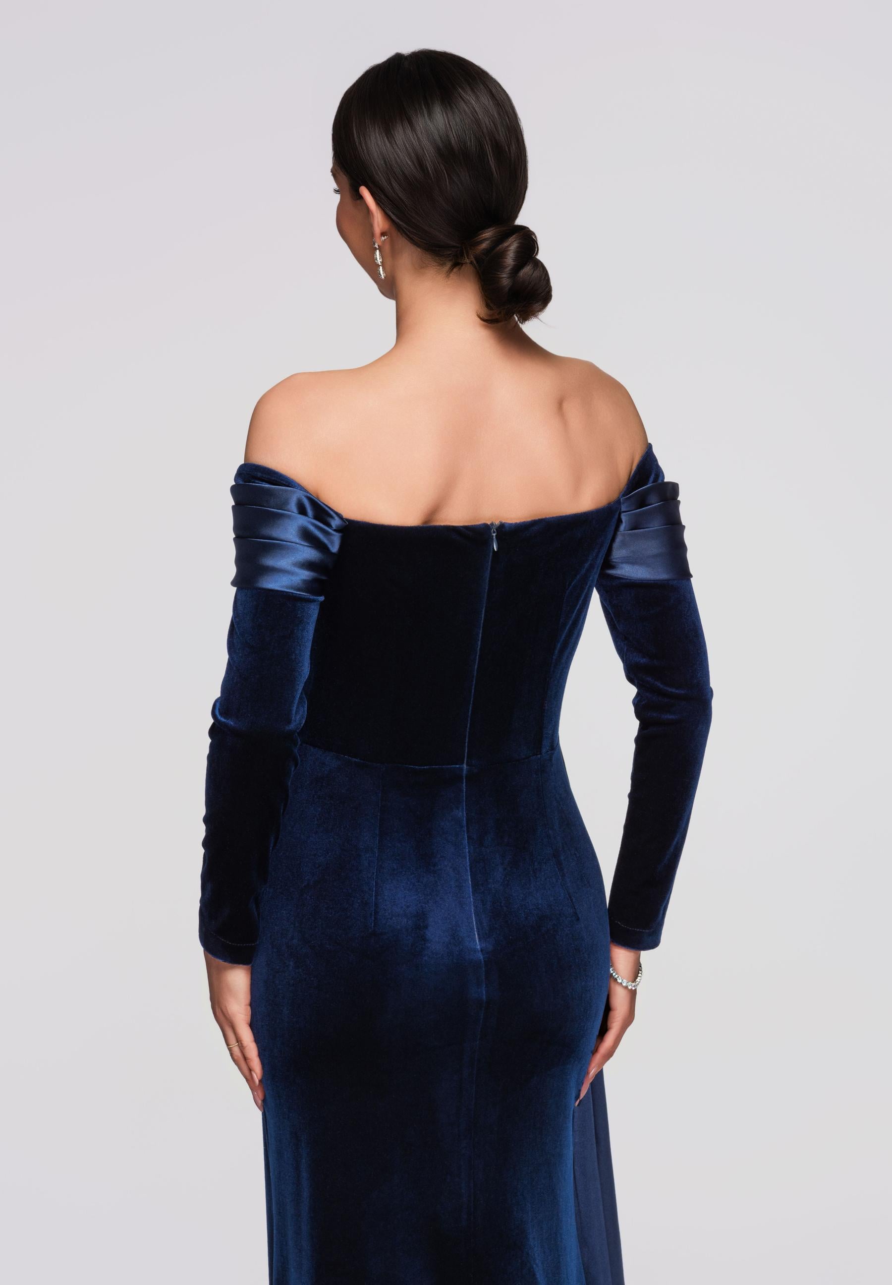 Marineblaues Maxi-Abendkleid aus Samt — 6