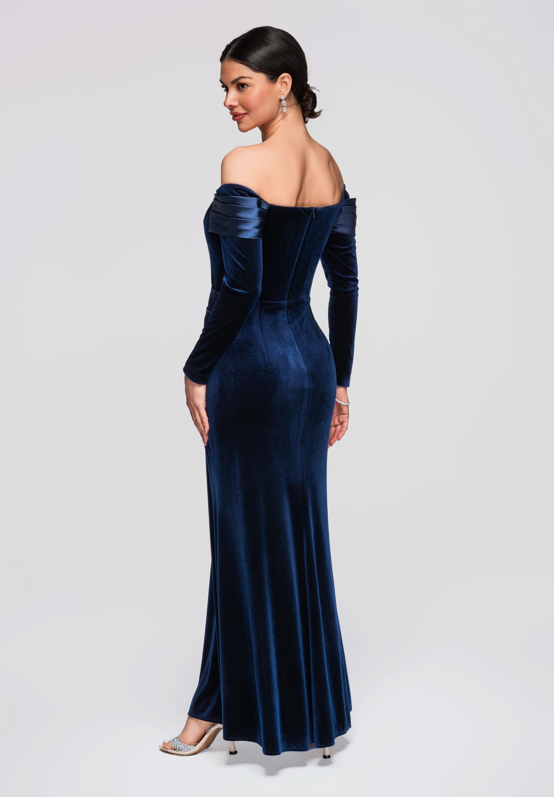 Marineblaues Maxi-Abendkleid aus Samt — 7