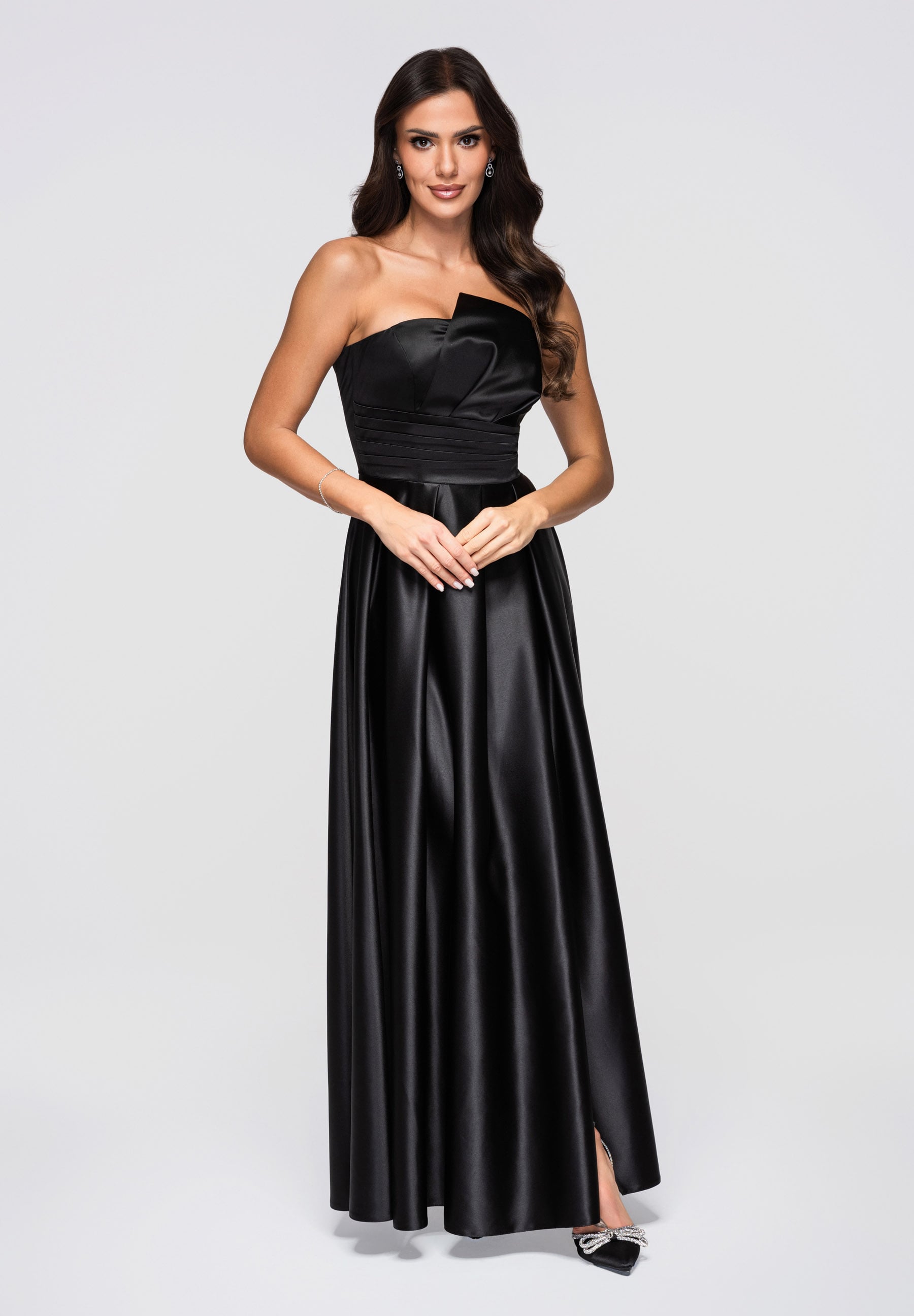 Schwarzes Maxi-Abendkleid aus Satin — 6