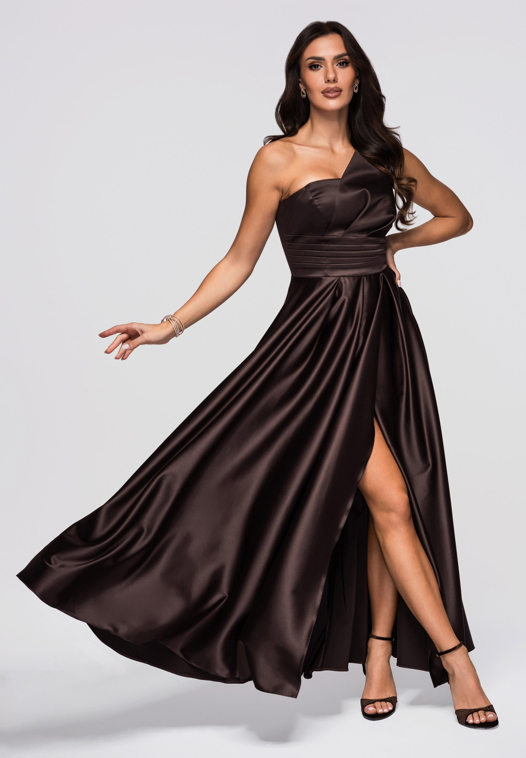Braunes Maxi-Abendkleid aus Satin — 3