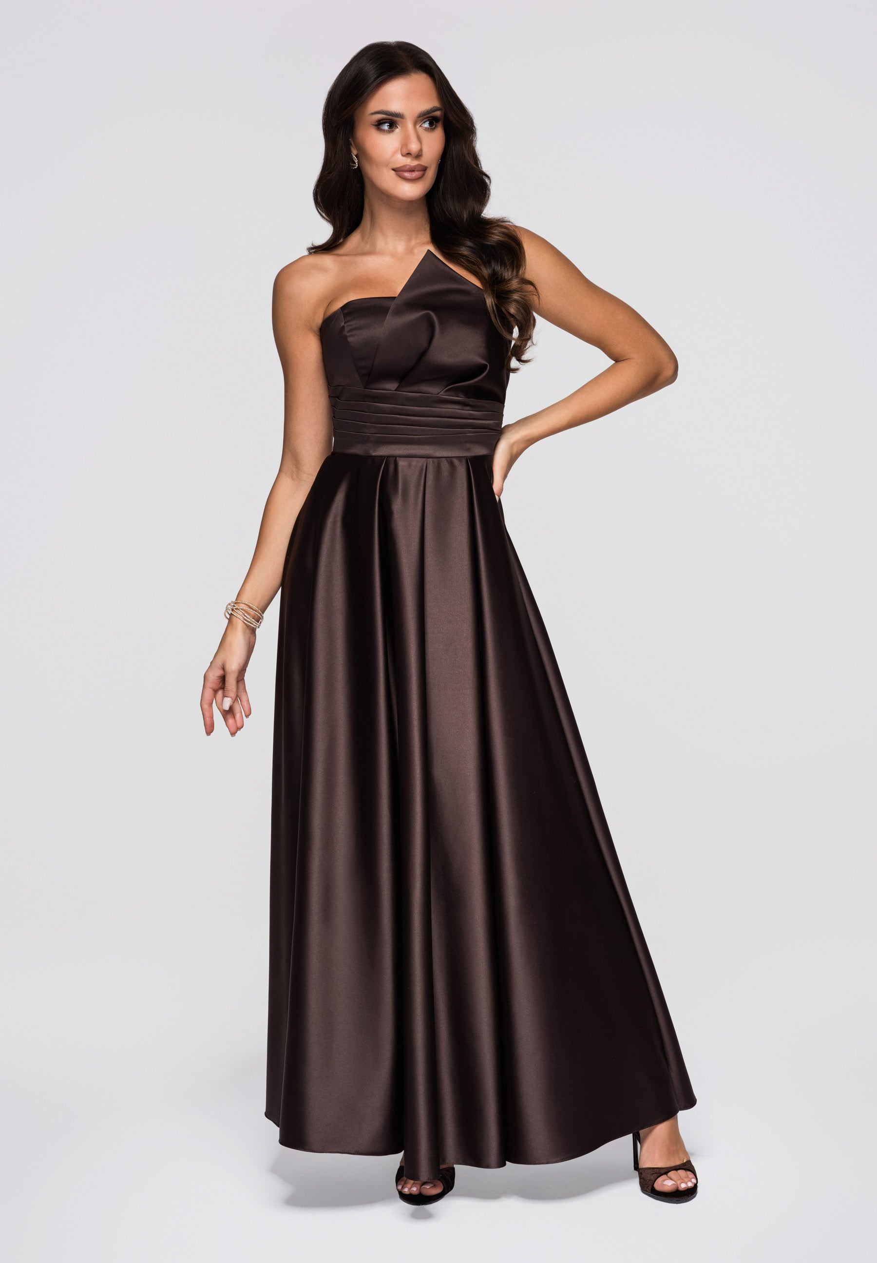Braunes Maxi-Abendkleid aus Satin — 5