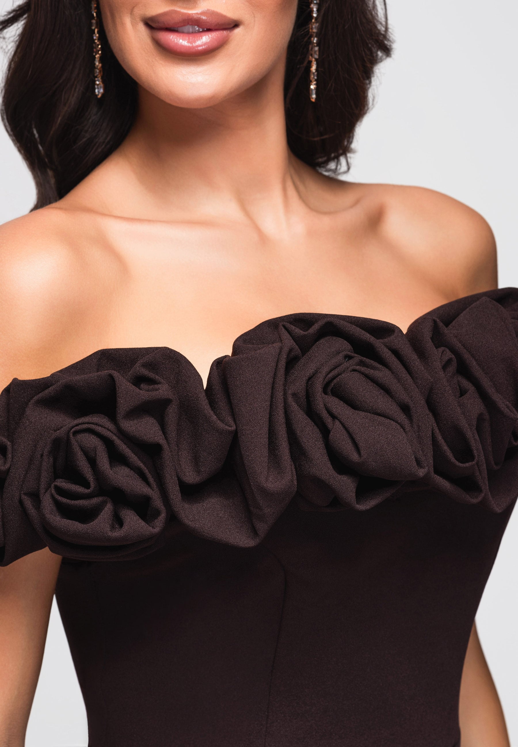 Braunes schulterfreies Maxi-Abendkleid — 2