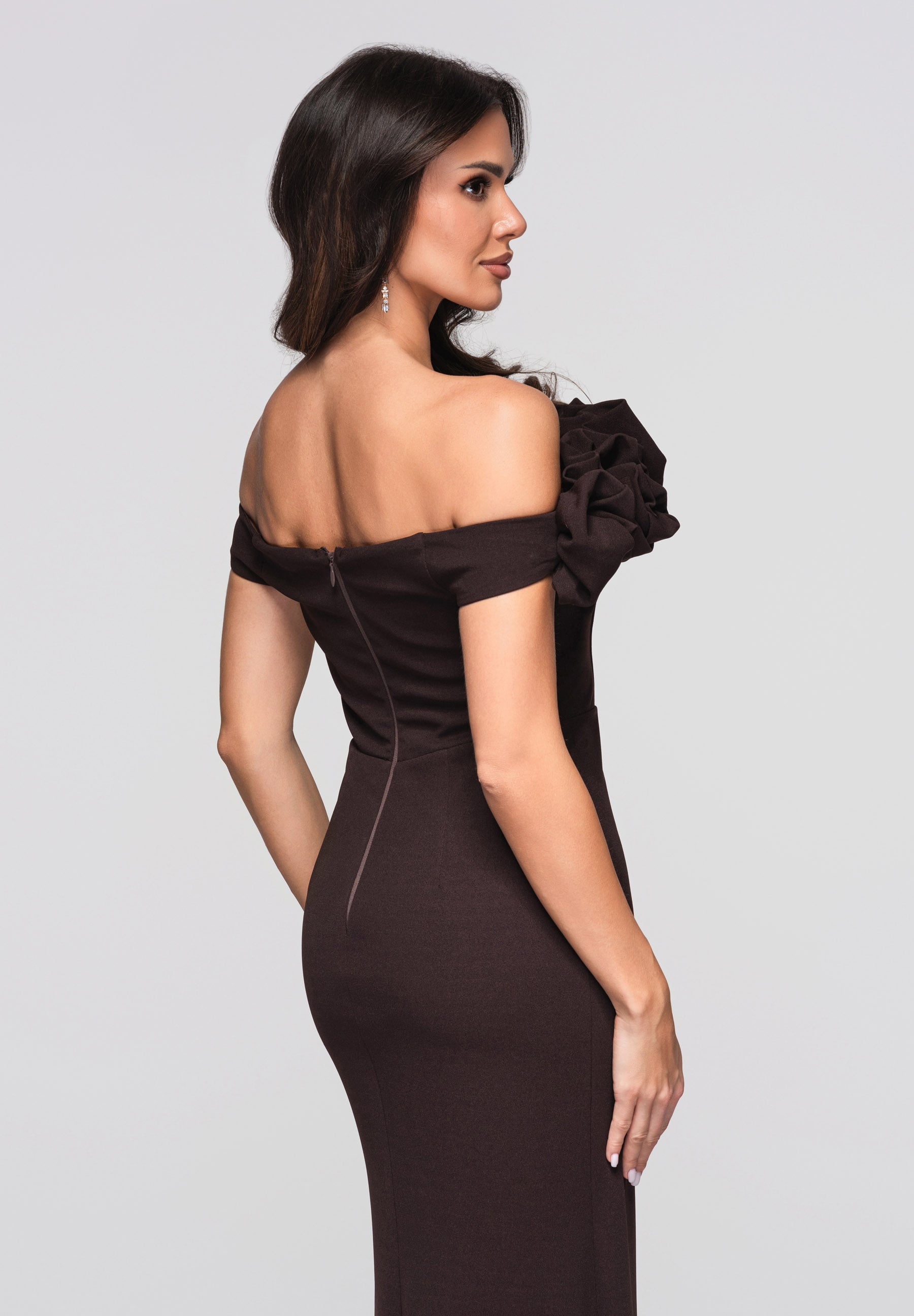 Braunes schulterfreies Maxi-Abendkleid — 7