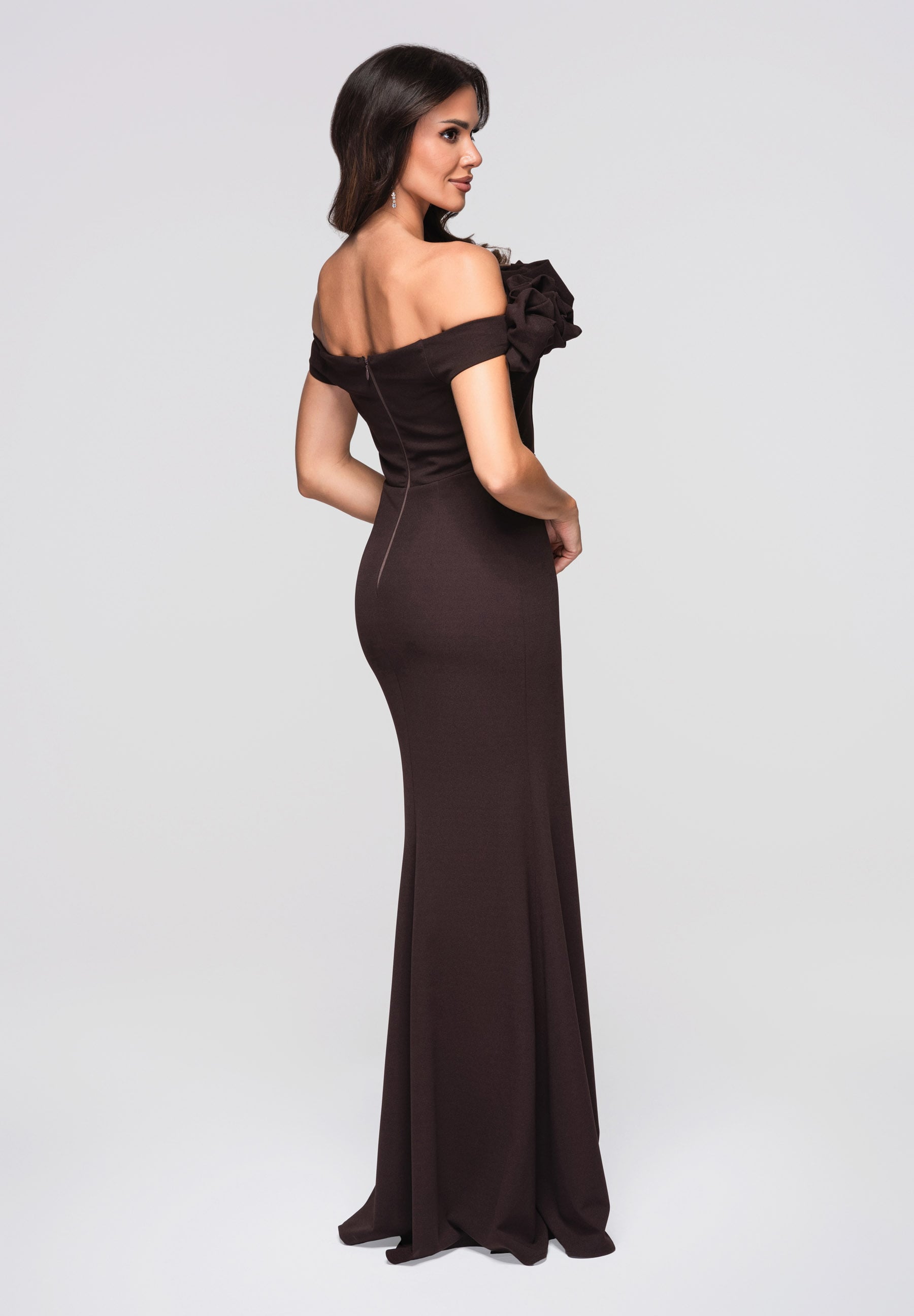 Braunes schulterfreies Maxi-Abendkleid — 8