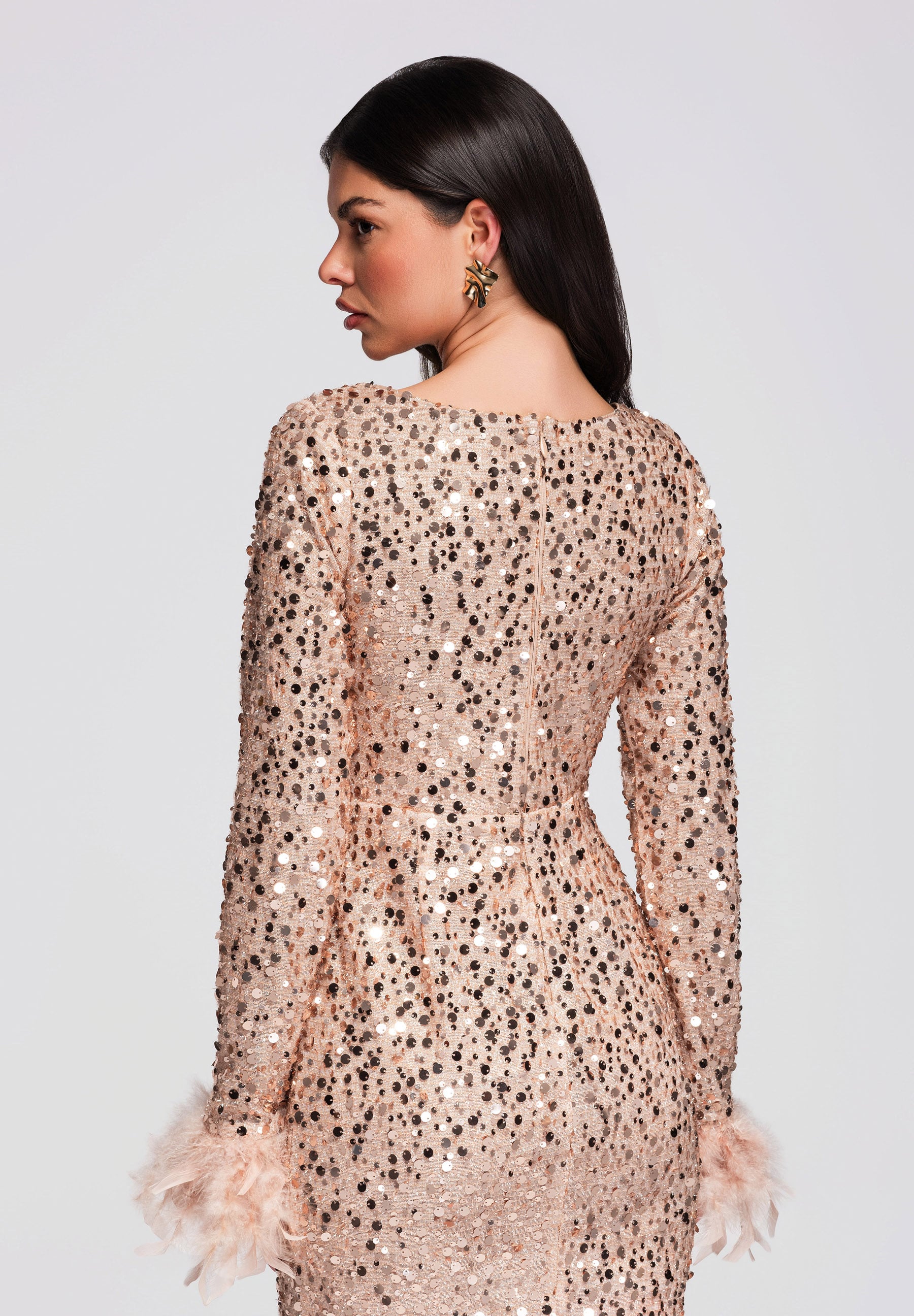 Taupefarbenes Mini-Abendkleid mit Pailletten und tiefem Ausschnitt — 6