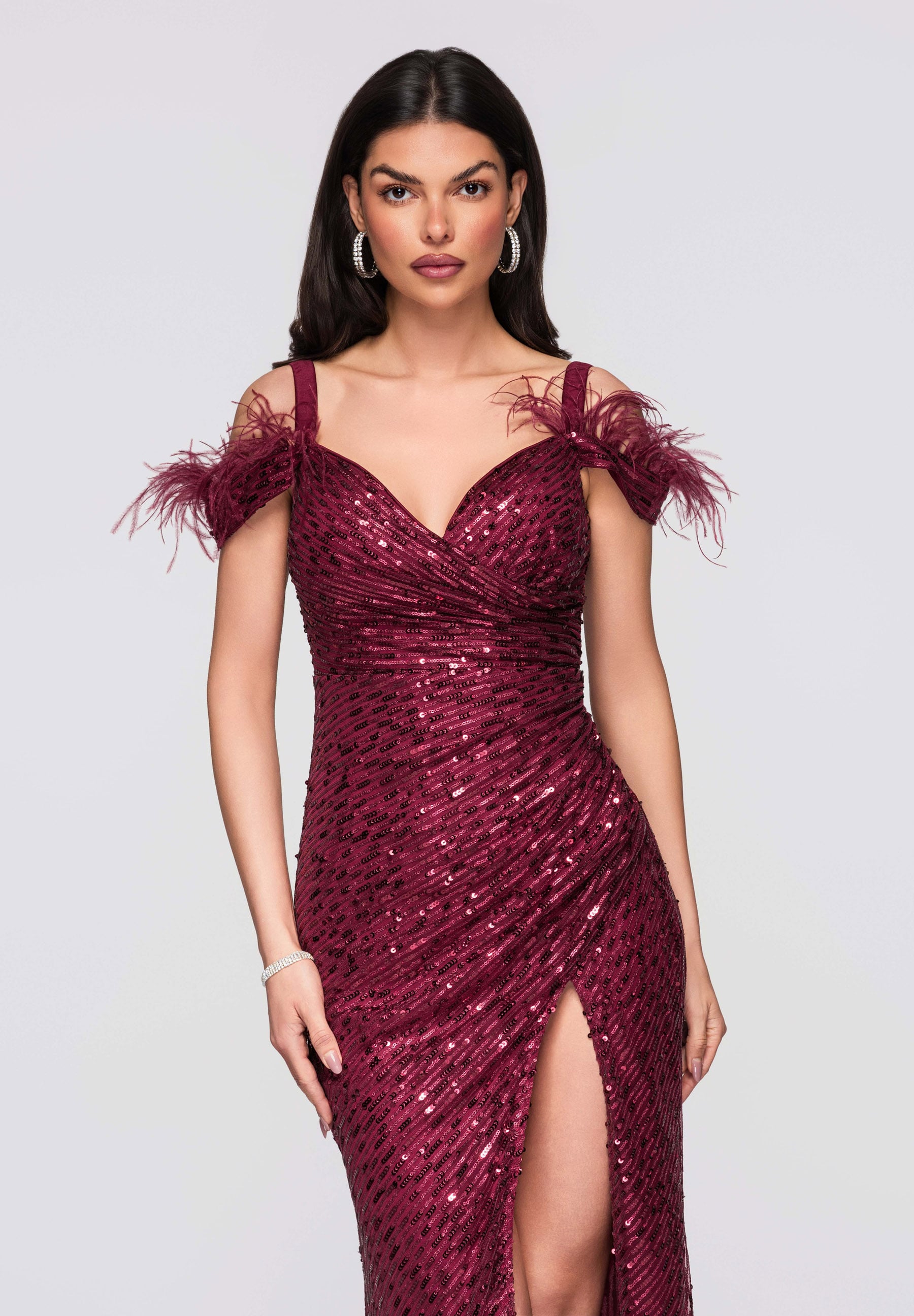 Bordeauxfarbenes Maxi-Abendkleid mit Pailletten — 3