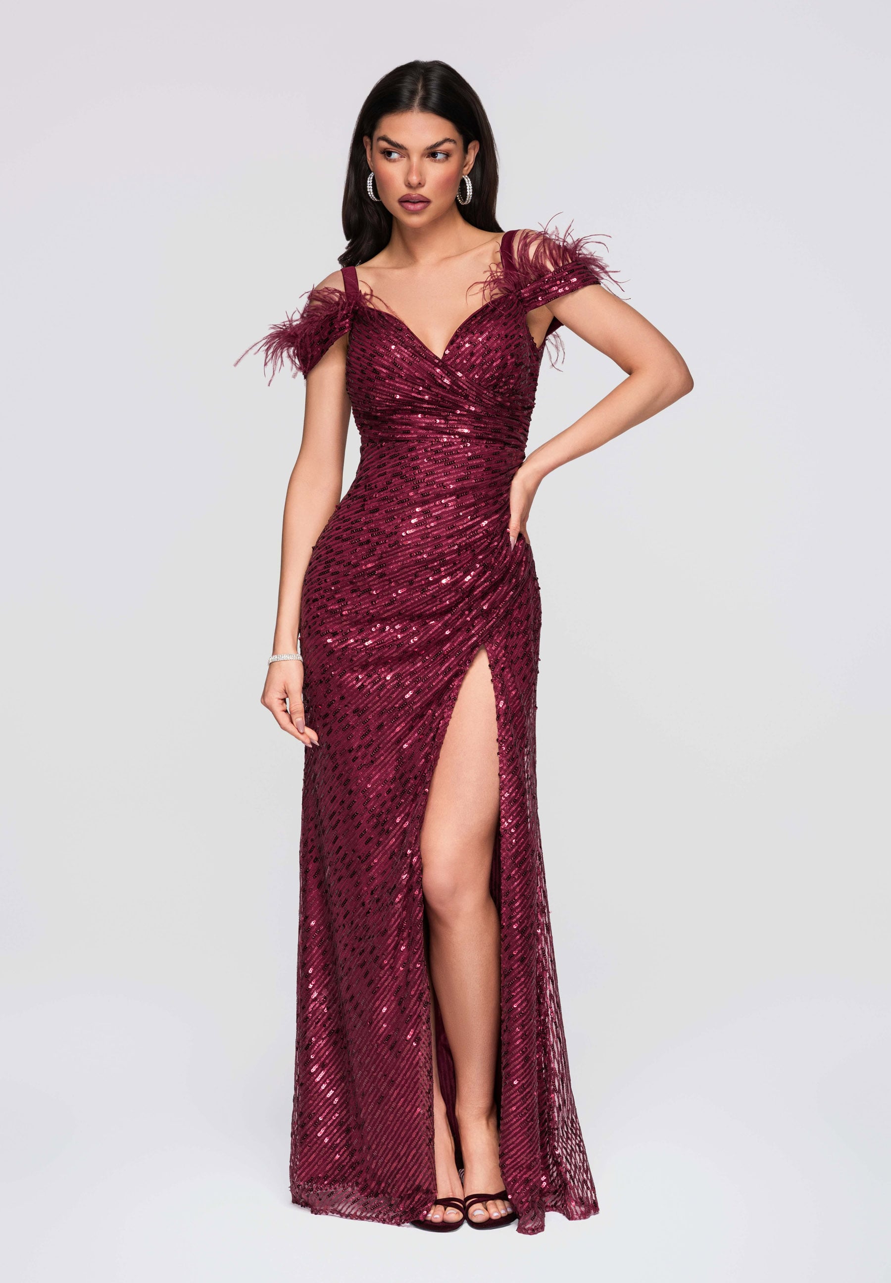 Bordeauxfarbenes Maxi-Abendkleid mit Pailletten — 4