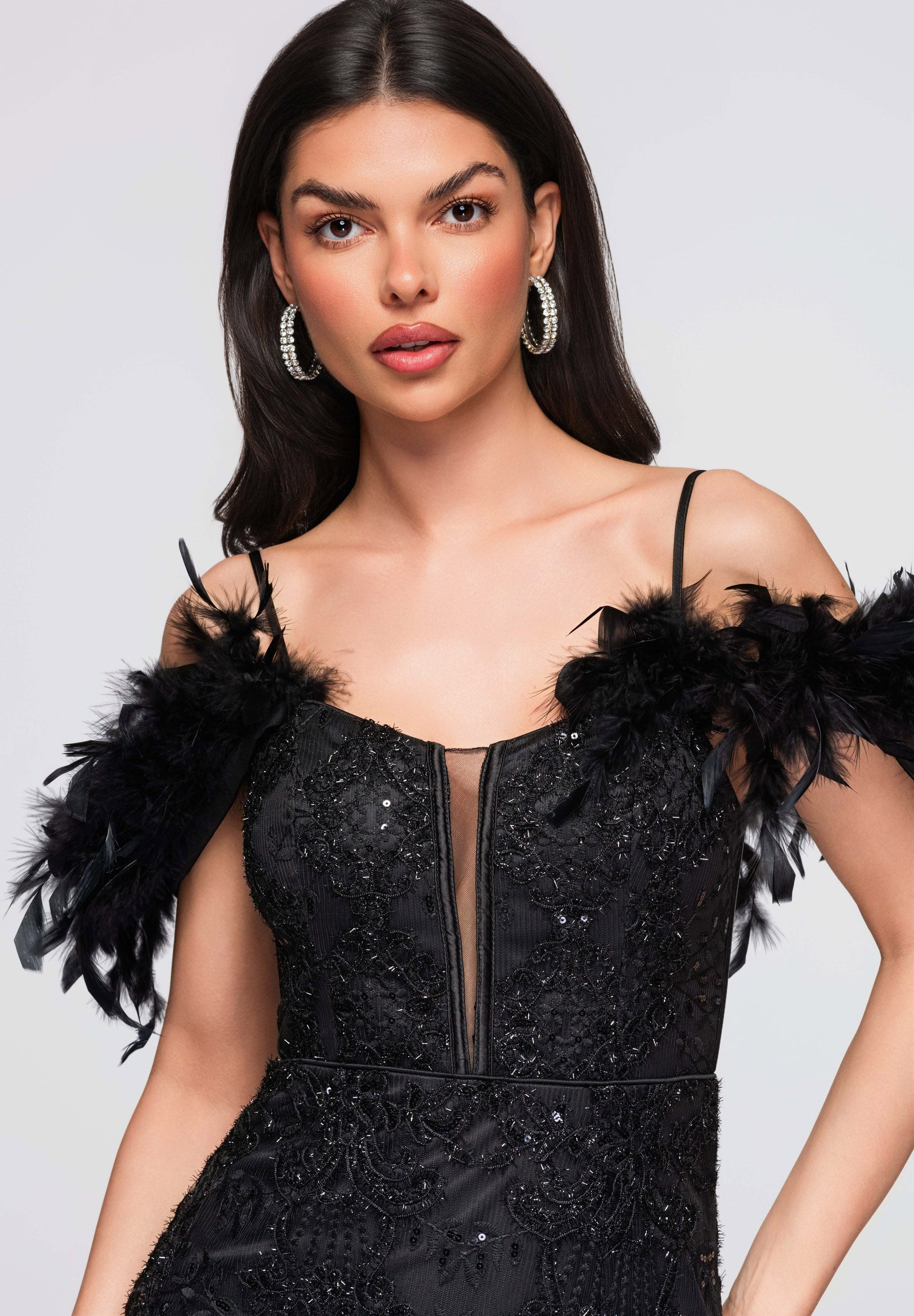 Schwarzes verziertes Maxi-Abendkleid mit tiefem Ausschnitt — 2