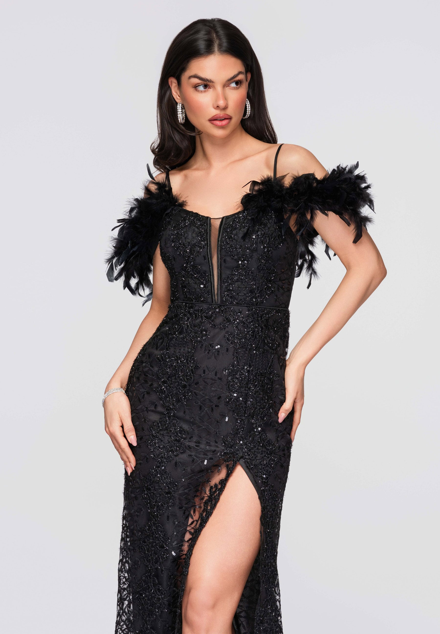 Schwarzes verziertes Maxi-Abendkleid mit tiefem Ausschnitt — 3