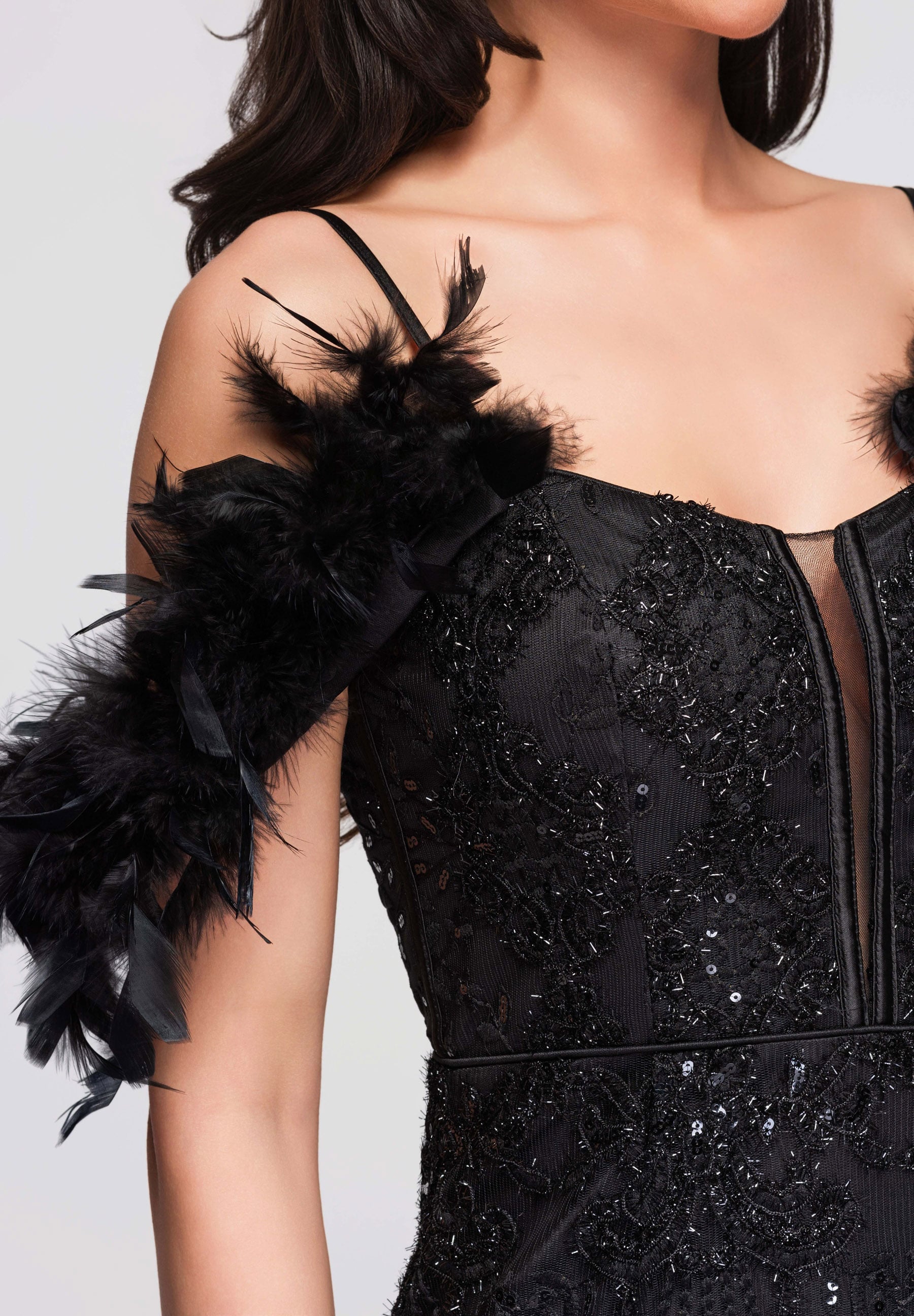 Schwarzes verziertes Maxi-Abendkleid mit tiefem Ausschnitt — 4