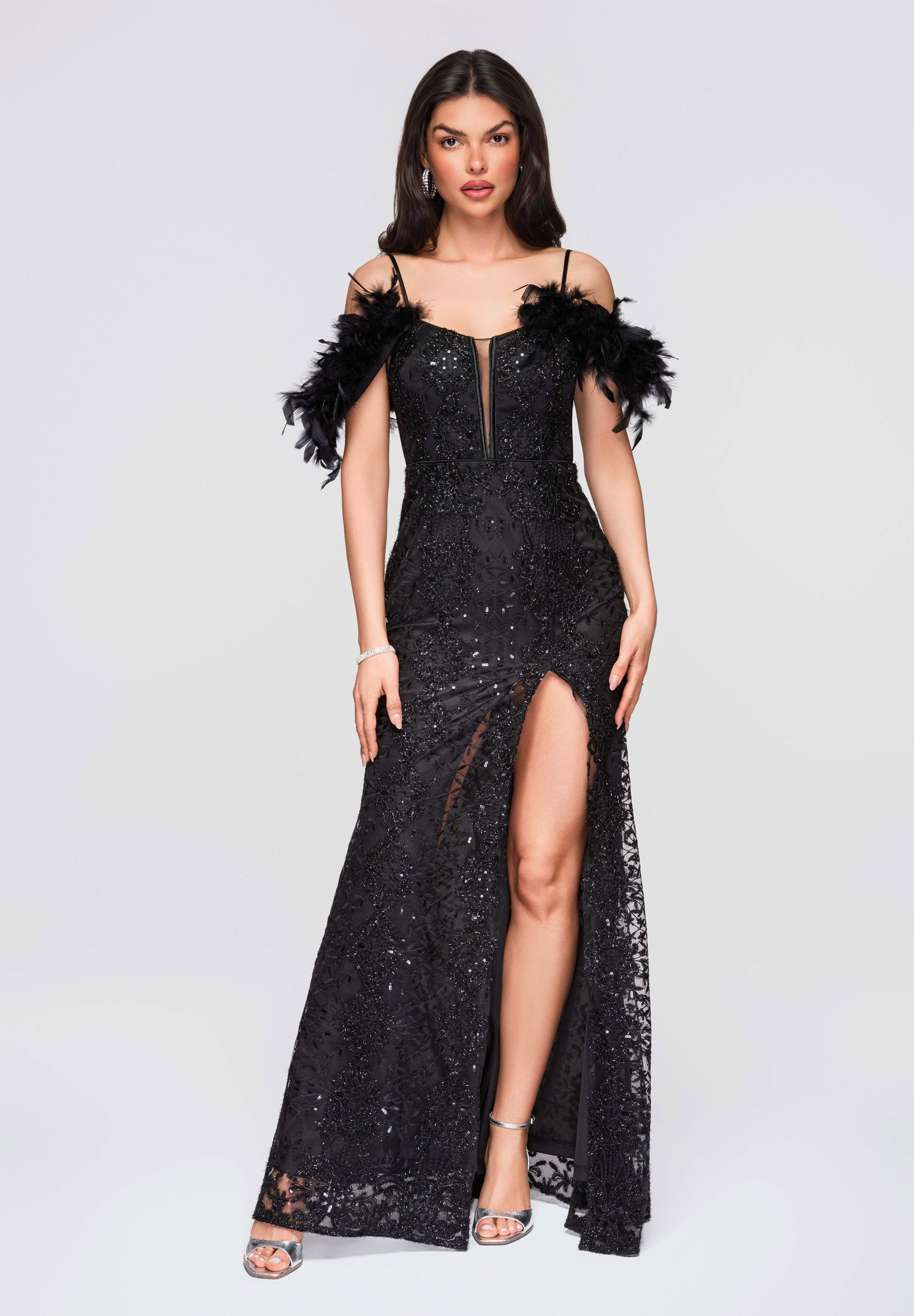 Schwarzes verziertes Maxi-Abendkleid mit tiefem Ausschnitt — 5