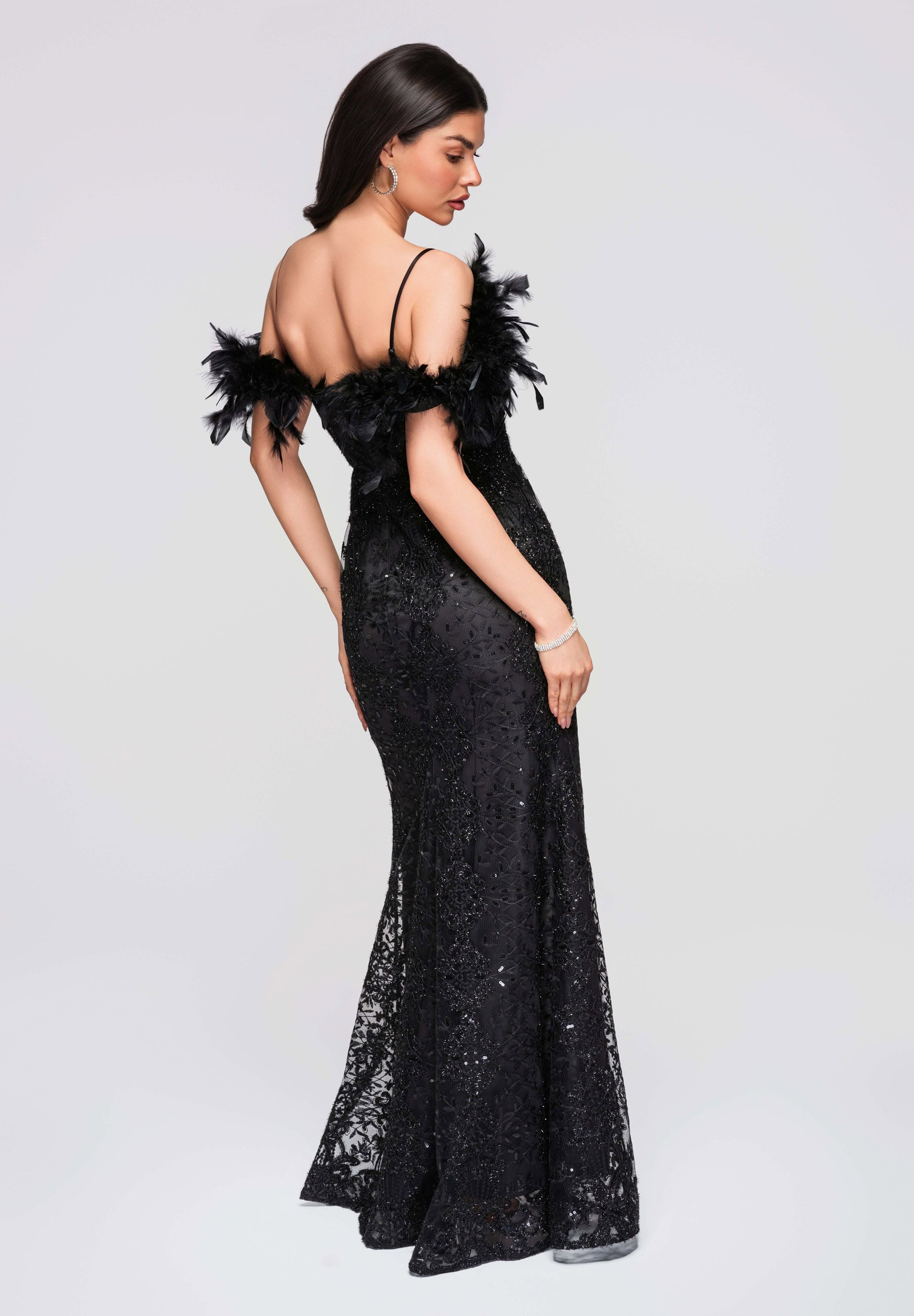 Schwarzes verziertes Maxi-Abendkleid mit tiefem Ausschnitt — 7